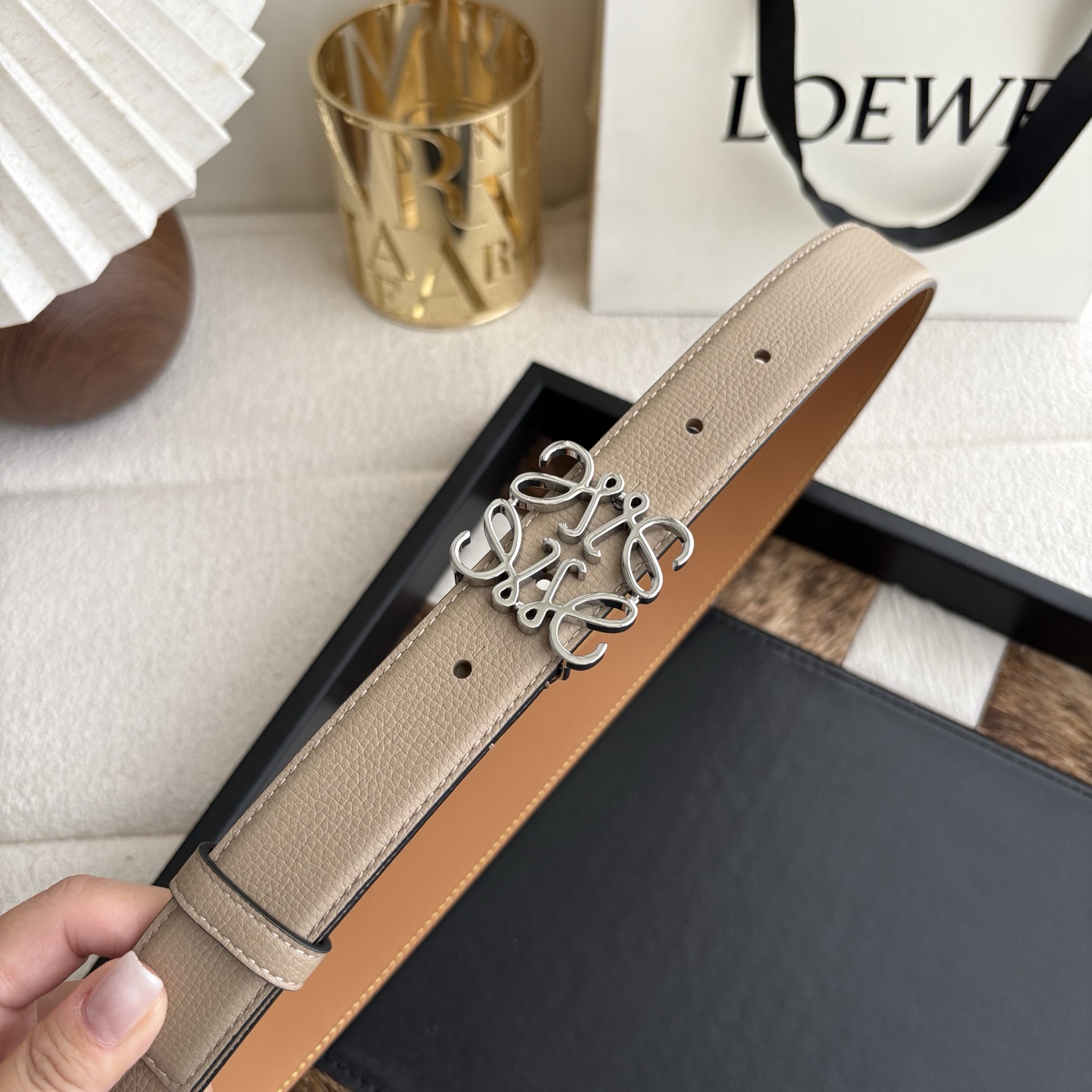 Loewe 鹅卵石纹牛皮腰带 Anagram搭扣 Anchor腰带扣 宽2.8cm 五孔调节 暗沙色/银扣-Chinese wholesaler seller Clothes Bags handbags wholesale Shoes High Quatity wholesaler seller Cheap Sneakers from China Factory Chinese suppliers china wholesale clothing wholesaler seller Loewe 鹅卵石纹牛皮腰带 Anagram搭扣 Anchor腰带扣 宽2.8cm 五孔调节 暗沙色/银扣