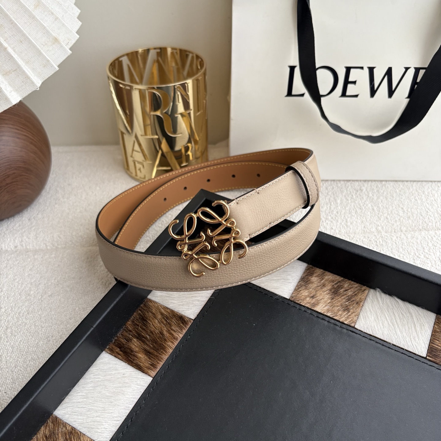 Loewe 鹅卵石纹牛皮腰带 Anagram搭扣 Anchor腰带扣 宽2.8cm 五孔调节 暗沙色/金扣-Top High Quatity Cheap Sneakers Fashion Clothing Clothes Bags handbags Shoes of all Brand wholesale With The best Quality And Beautiful Price from China Factory Chinese suppliers wholesaler seller Loewe 鹅卵石纹牛皮腰带 Anagram搭扣 Anchor腰带扣 宽2.8cm 五孔调节 暗沙色/金扣