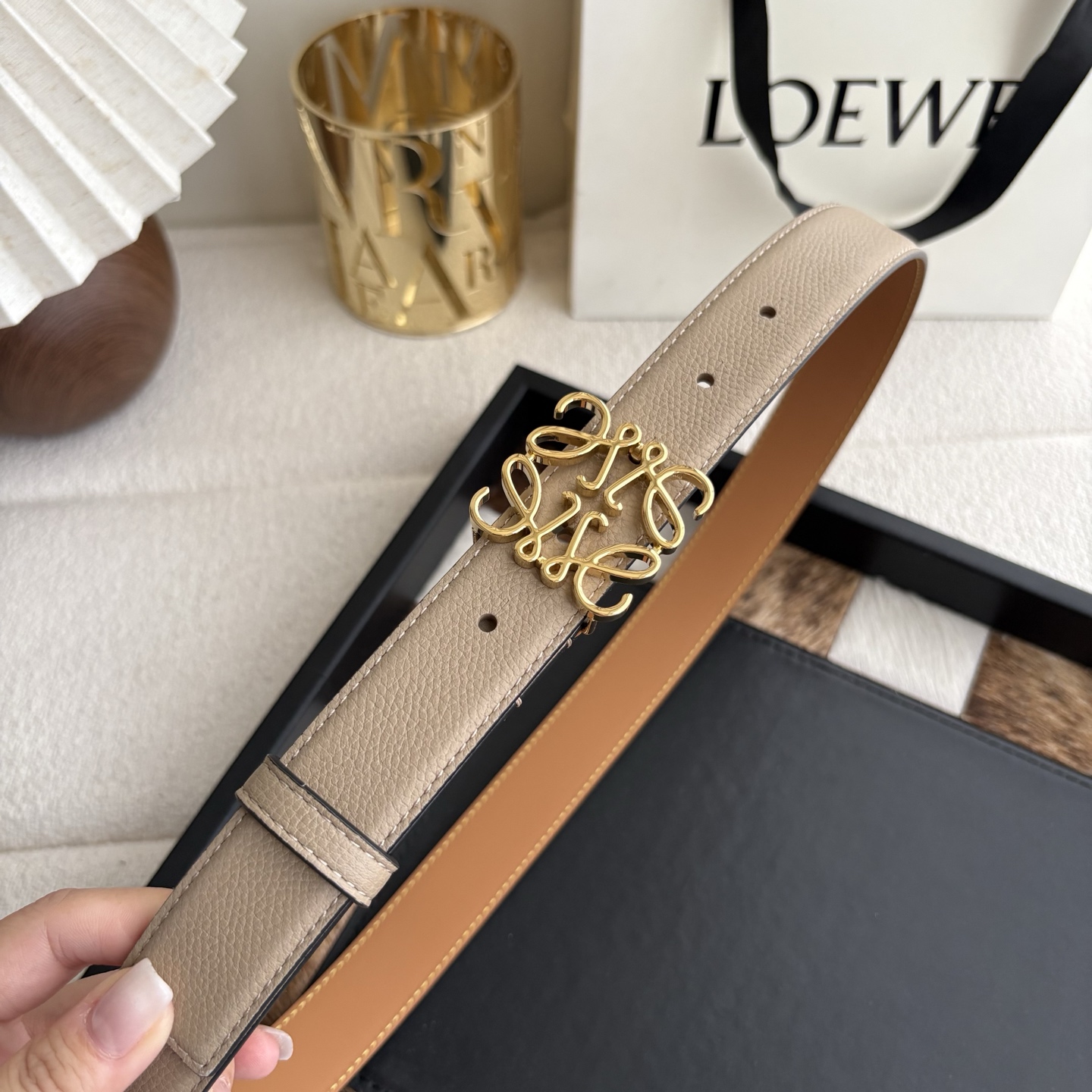 Loewe 鹅卵石纹牛皮腰带 Anagram搭扣 Anchor腰带扣 宽2.8cm 五孔调节 暗沙色/金扣-Top High Quatity Cheap Sneakers Fashion Clothing Clothes Bags handbags Shoes of all Brand wholesale With The best Quality And Beautiful Price from China Factory Chinese suppliers wholesaler seller Loewe 鹅卵石纹牛皮腰带 Anagram搭扣 Anchor腰带扣 宽2.8cm 五孔调节 暗沙色/金扣
