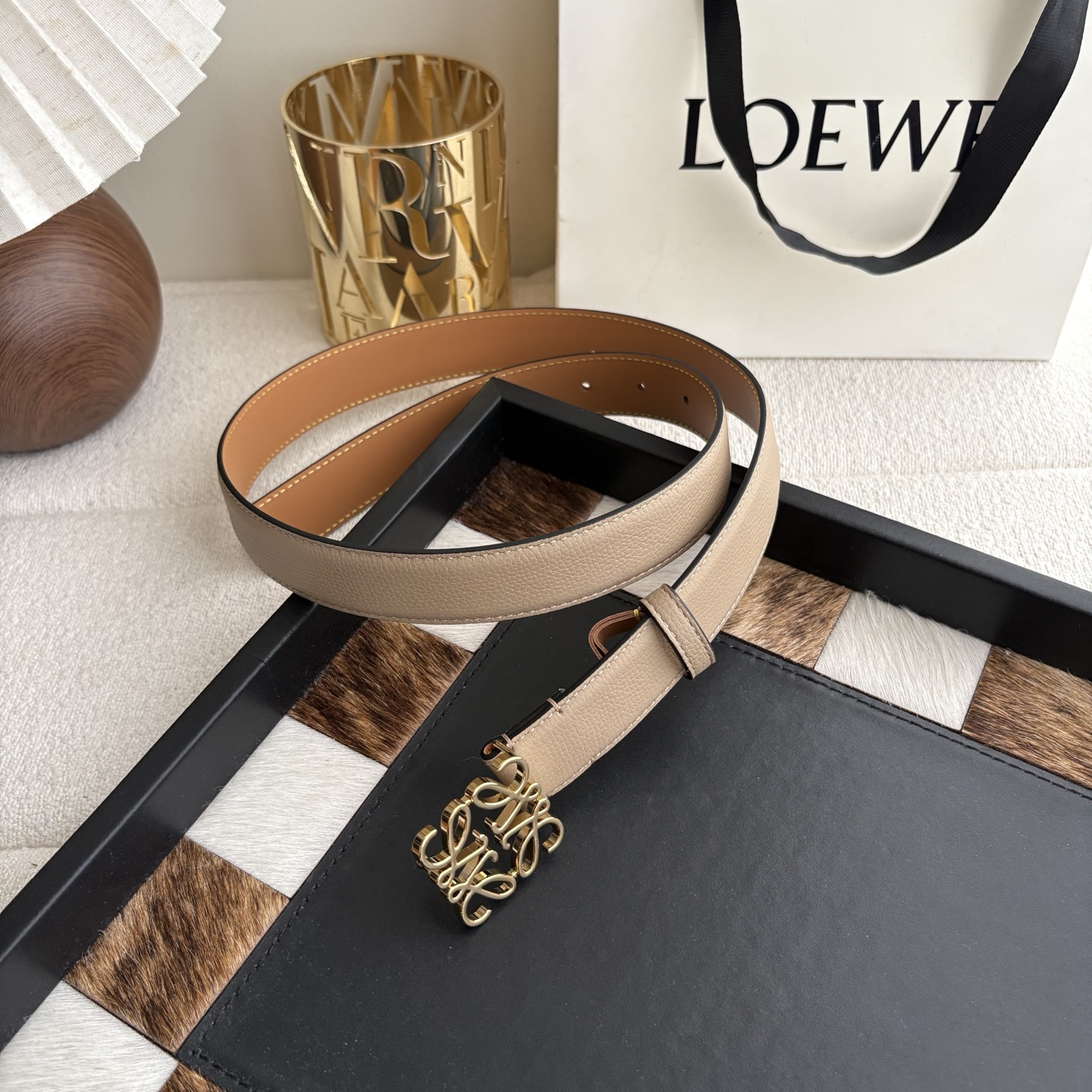 Loewe 鹅卵石纹牛皮腰带 Anagram搭扣 Anchor腰带扣 宽2.8cm 五孔调节 暗沙色/金扣-Top High Quatity Cheap Sneakers Fashion Clothing Clothes Bags handbags Shoes of all Brand wholesale With The best Quality And Beautiful Price from China Factory Chinese suppliers wholesaler seller Loewe 鹅卵石纹牛皮腰带 Anagram搭扣 Anchor腰带扣 宽2.8cm 五孔调节 暗沙色/金扣