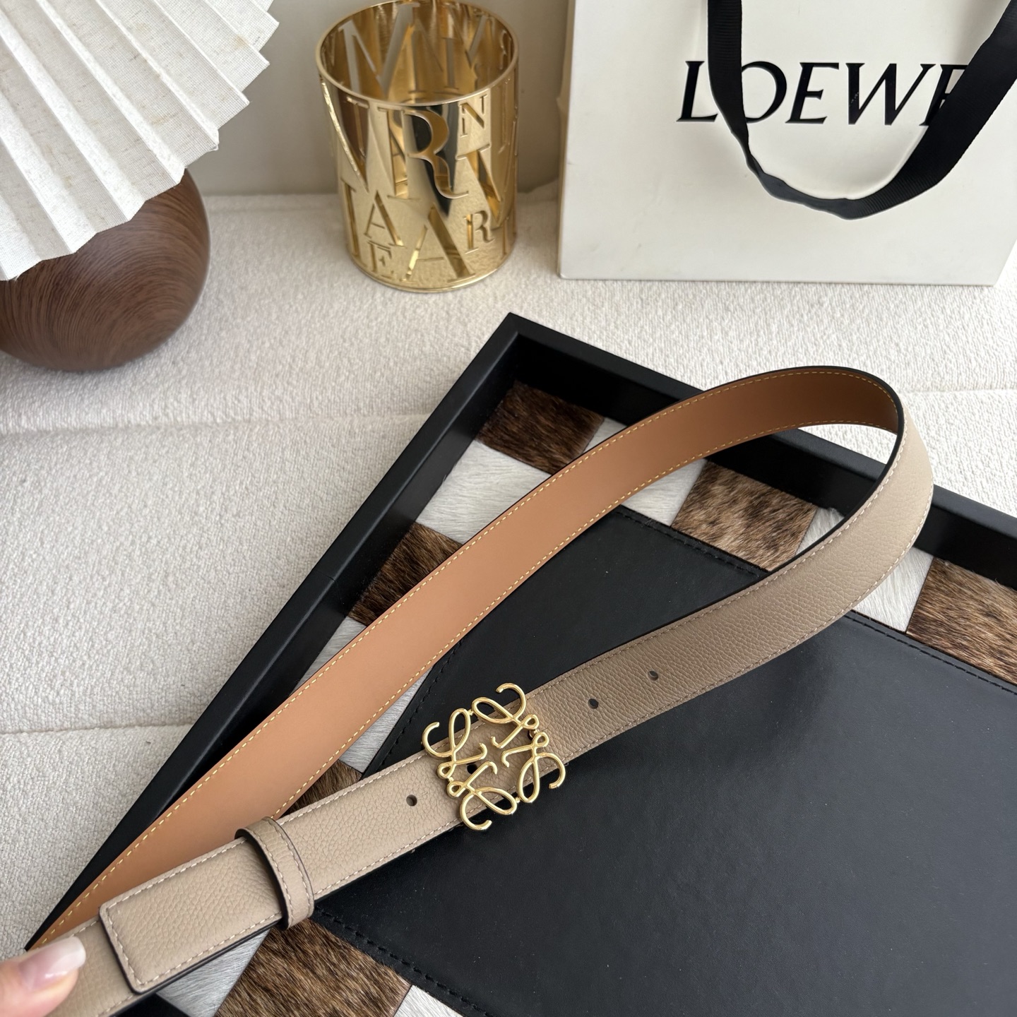 Loewe 鹅卵石纹牛皮腰带 Anagram搭扣 Anchor腰带扣 宽2.8cm 五孔调节 暗沙色/金扣-Top High Quatity Cheap Sneakers Fashion Clothing Clothes Bags handbags Shoes of all Brand wholesale With The best Quality And Beautiful Price from China Factory Chinese suppliers wholesaler seller Loewe 鹅卵石纹牛皮腰带 Anagram搭扣 Anchor腰带扣 宽2.8cm 五孔调节 暗沙色/金扣