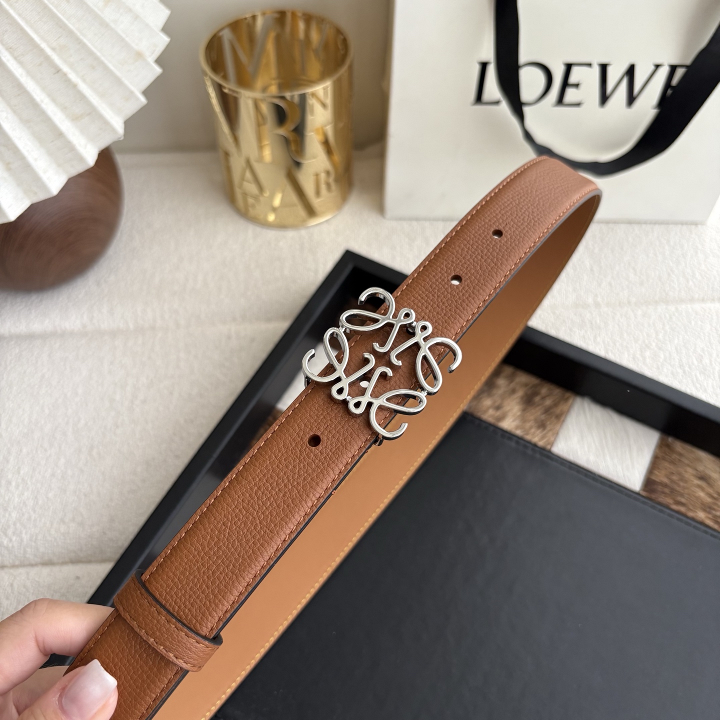 Loewe 鹅卵石纹牛皮腰带 Anagram搭扣 Anchor腰带扣 宽2.8cm 五孔调节 焦糖色/银扣-Chinese wholesaler seller Clothes Bags handbags wholesale Shoes High Quatity wholesaler seller Cheap Sneakers from China Factory Chinese suppliers china wholesale clothing wholesaler seller Loewe 鹅卵石纹牛皮腰带 Anagram搭扣 Anchor腰带扣 宽2.8cm 五孔调节 焦糖色/银扣