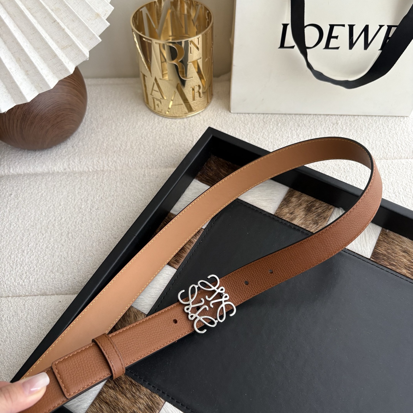 Loewe 鹅卵石纹牛皮腰带 Anagram搭扣 Anchor腰带扣 宽2.8cm 五孔调节 焦糖色/银扣-Chinese wholesaler seller Clothes Bags handbags wholesale Shoes High Quatity wholesaler seller Cheap Sneakers from China Factory Chinese suppliers china wholesale clothing wholesaler seller Loewe 鹅卵石纹牛皮腰带 Anagram搭扣 Anchor腰带扣 宽2.8cm 五孔调节 焦糖色/银扣