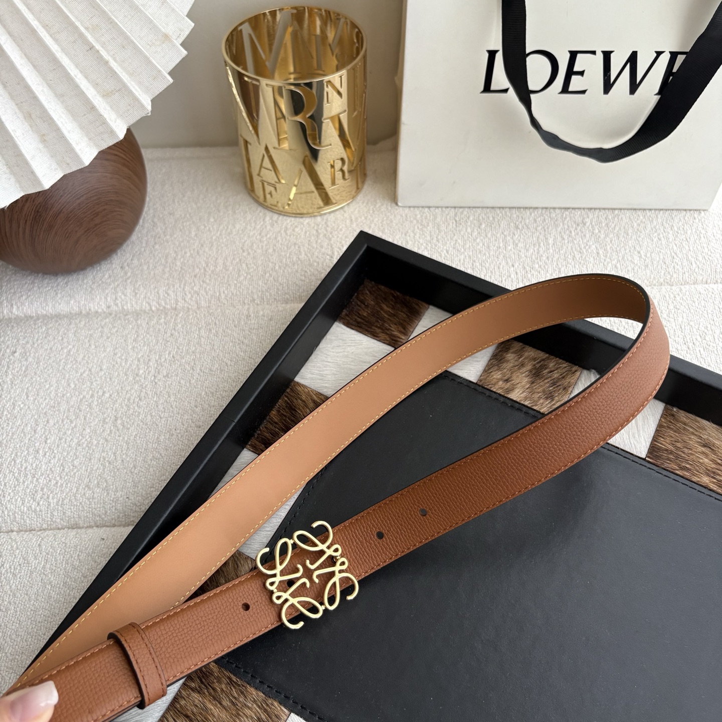 Loewe 鹅卵石纹牛皮腰带 Anagram搭扣 Anchor腰带扣 宽2.8cm 五孔调节 焦糖色/金扣-Top High Quatity Cheap Sneakers Fashion Clothing Clothes Bags handbags Shoes of all Brand wholesale With The best Quality And Beautiful Price from China Factory Chinese suppliers wholesaler seller Loewe 鹅卵石纹牛皮腰带 Anagram搭扣 Anchor腰带扣 宽2.8cm 五孔调节 焦糖色/金扣
