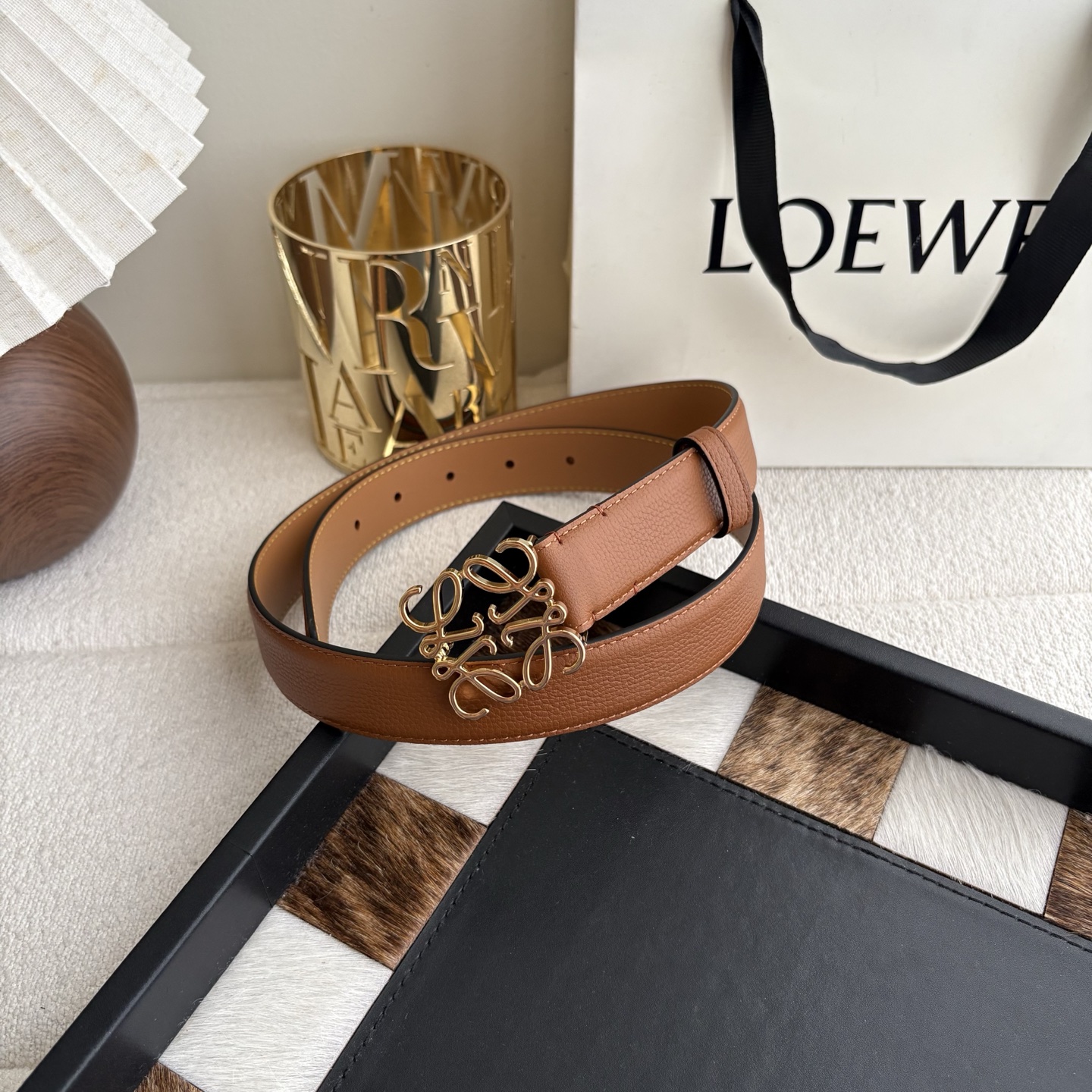 Loewe 鹅卵石纹牛皮腰带 Anagram搭扣 Anchor腰带扣 宽2.8cm 五孔调节 焦糖色/金扣-Top High Quatity Cheap Sneakers Fashion Clothing Clothes Bags handbags Shoes of all Brand wholesale With The best Quality And Beautiful Price from China Factory Chinese suppliers wholesaler seller Loewe 鹅卵石纹牛皮腰带 Anagram搭扣 Anchor腰带扣 宽2.8cm 五孔调节 焦糖色/金扣