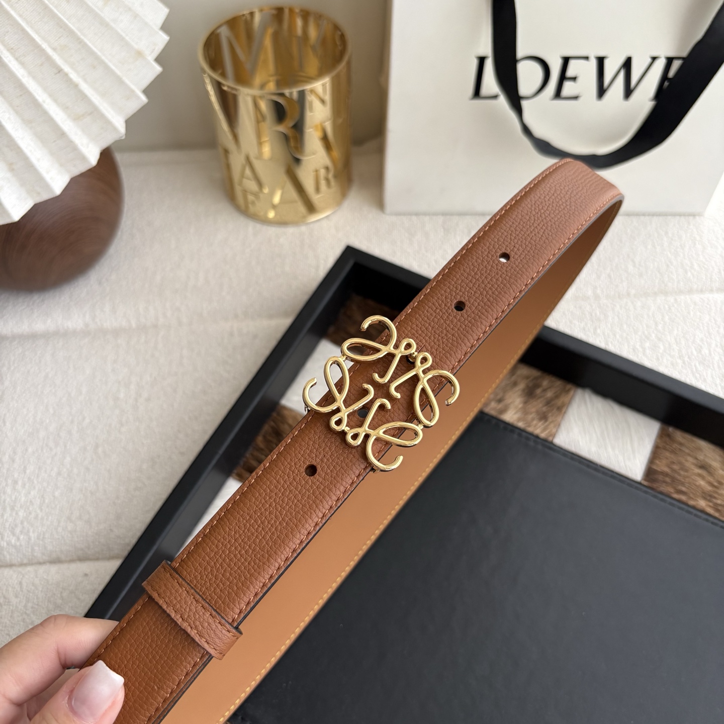 Loewe 鹅卵石纹牛皮腰带 Anagram搭扣 Anchor腰带扣 宽2.8cm 五孔调节 焦糖色/金扣-Top High Quatity Cheap Sneakers Fashion Clothing Clothes Bags handbags Shoes of all Brand wholesale With The best Quality And Beautiful Price from China Factory Chinese suppliers wholesaler seller Loewe 鹅卵石纹牛皮腰带 Anagram搭扣 Anchor腰带扣 宽2.8cm 五孔调节 焦糖色/金扣