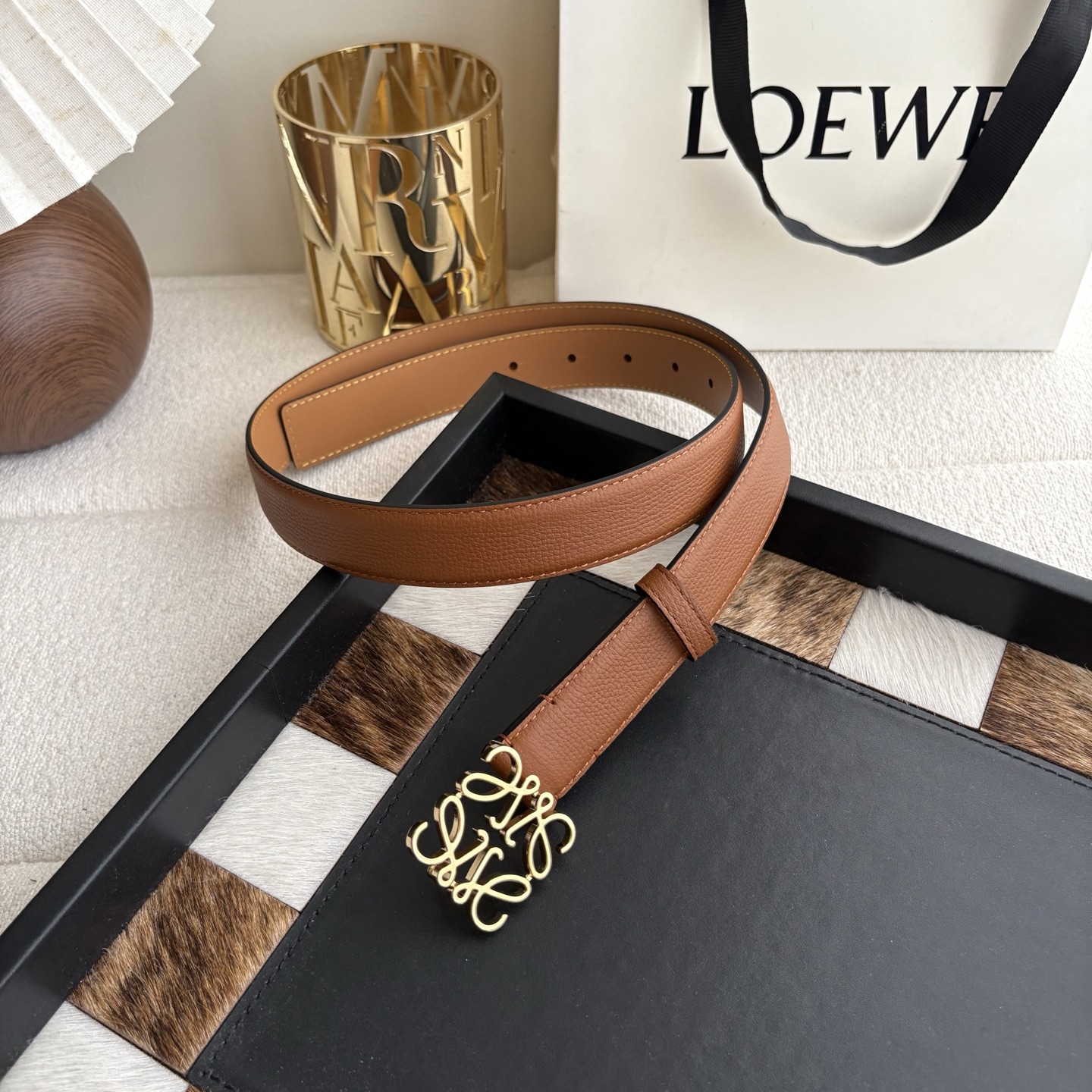 Loewe 鹅卵石纹牛皮腰带 Anagram搭扣 Anchor腰带扣 宽2.8cm 五孔调节 焦糖色/金扣-Top High Quatity Cheap Sneakers Fashion Clothing Clothes Bags handbags Shoes of all Brand wholesale With The best Quality And Beautiful Price from China Factory Chinese suppliers wholesaler seller Loewe 鹅卵石纹牛皮腰带 Anagram搭扣 Anchor腰带扣 宽2.8cm 五孔调节 焦糖色/金扣