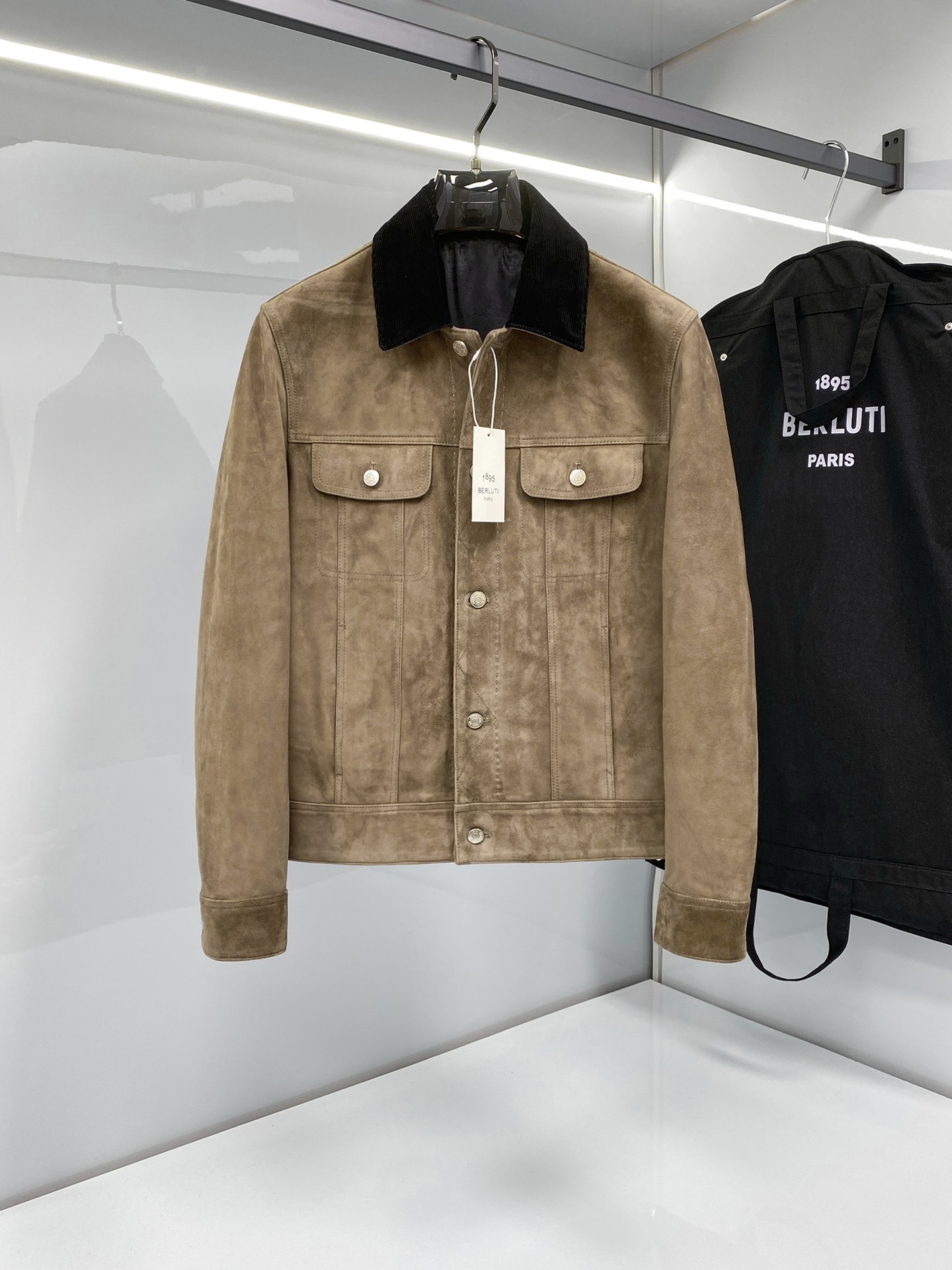 NO:771798,4W on the counter~1895 top-grade sheepskin suede lapel leather jacket. Heavy-duty cattle goods, top rare items from trading company channels. 4W+ on the counter!  Suede leather utility collar leather jacket with original dust bag!  This jacket has a suit collar design and is lined with custom-woven cupro silk. The lining is P’s iconic signature jacquard, which truly exudes nobility and luxury from the inside out. The outer layer is made of suede, made of first-layer lambskin. The leather texture is warm and wear-resistant. It is medium-thick and suitable for wearing in many seasons. Customized hardware accessories are full of luxury, with sufficient details and exquisite workmanship!  The upper body is very high-end and handsome, and it is a style that every man will look handsome in. It is very simple, neat and straight, with good leather, elegant lines and small lapel design. There is a small shirt inside, a small black pants and a small white shoe underneath, which gives people a clean and neat feeling. Men's style, color turtledove coffee, size 48-56, jackets & coats, leather jacket, business suit, sheepskin, chamois leather, Top  Customize119860909柜上4W~1895顶级羊皮反绒皮翻领皮夹克 重磅牛货,贸易公司渠道顶级稀有单品 柜上4W+王炸！绒面皮工装领皮衣夹克,配原装防尘袋！ 这款夹克属于西装领设计 ,定织铜氨纤维丝质衬里 衬里是品P标识性签名提花,真正从内到外散着贵气高奢 外层是麂皮绒材质,头层小羊皮制作,皮质纹理温暖耐磨 中等厚度,适合多季节穿着,定制五金辅料  奢华感满满,细节做足,做精致！ 上身非常高级帅气,,属于毎个男人穿都帅气的款 很简单很利落很立整,,皮料好,版型线条大气,小翻领的设计 里面随便一个小衫,,下面一个小黑裤,一个小白鞋 给人就是干净利索的感觉. 男款 颜色斑鸠咖 尺码48-56,,jackets & coats,leather jacket,business suit,sheepskin,chamois leather,Top Customize1,Men's clothing