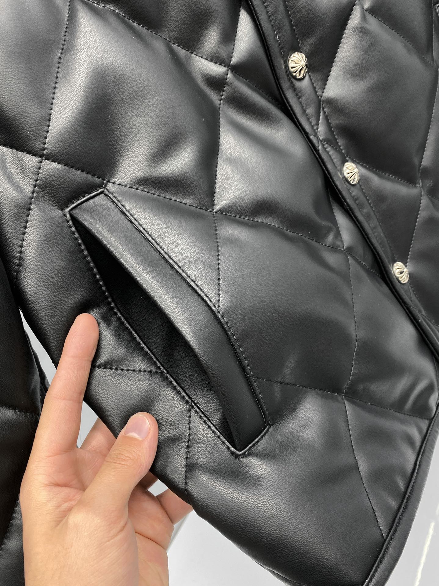 Chrome Hearts 秋冬新品 羊皮羽绒衬衫款夹克 一眼看中的款式 这款选用土耳其小羊皮 皮质厚实又柔软 很多客户非常青睐的皮料 6