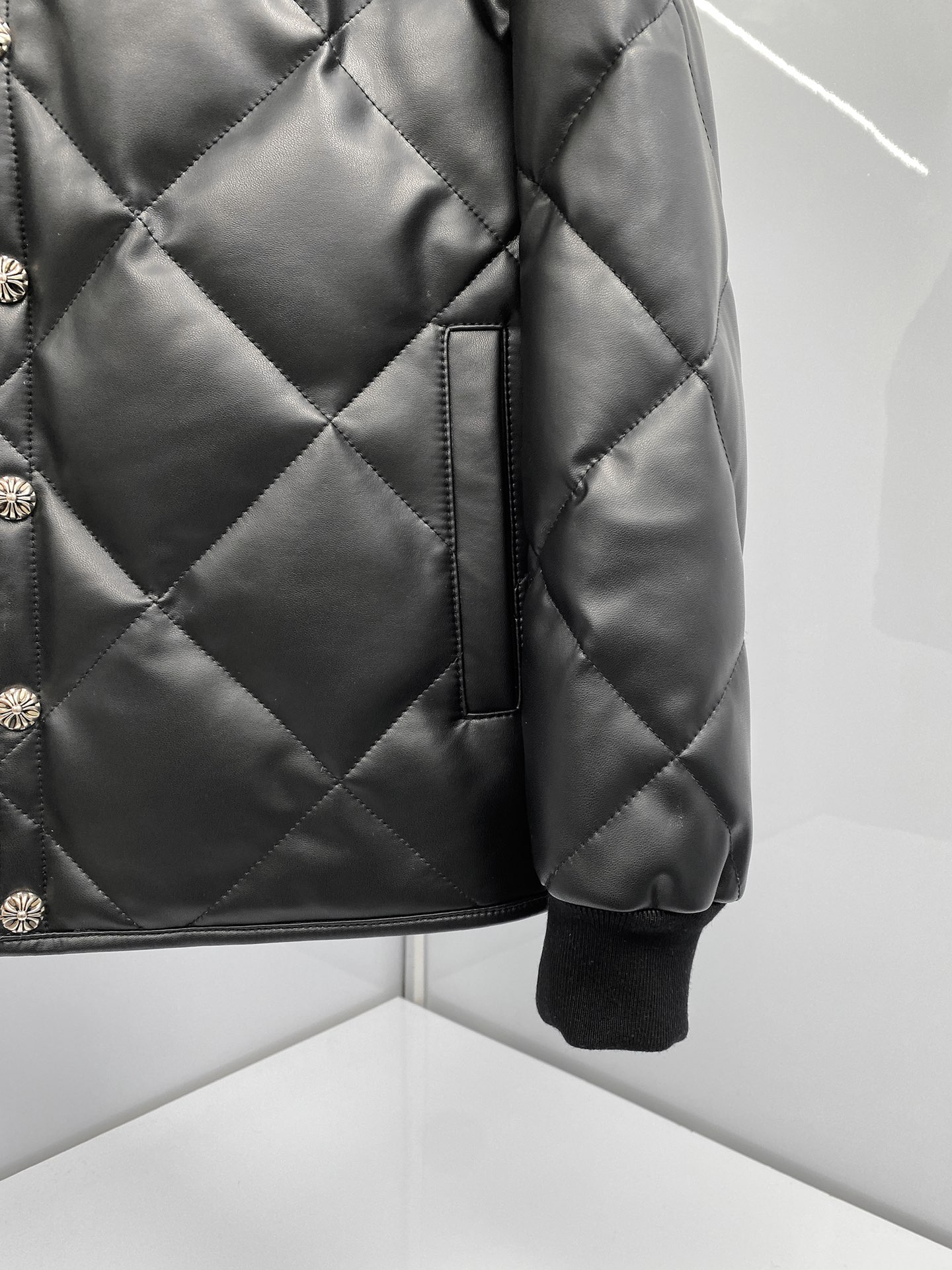 Chrome Hearts 秋冬新品 羊皮羽绒衬衫款夹克 一眼看中的款式 这款选用土耳其小羊皮 皮质厚实又柔软 很多客户非常青睐的皮料 9