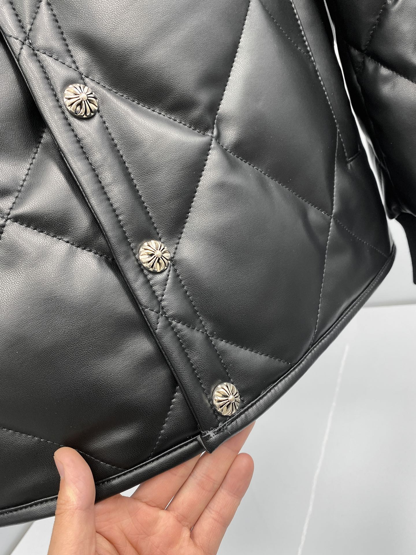 Chrome Hearts 秋冬新品 羊皮羽绒衬衫款夹克 一眼看中的款式 这款选用土耳其小羊皮 皮质厚实又柔软 很多客户非常青睐的皮料 7