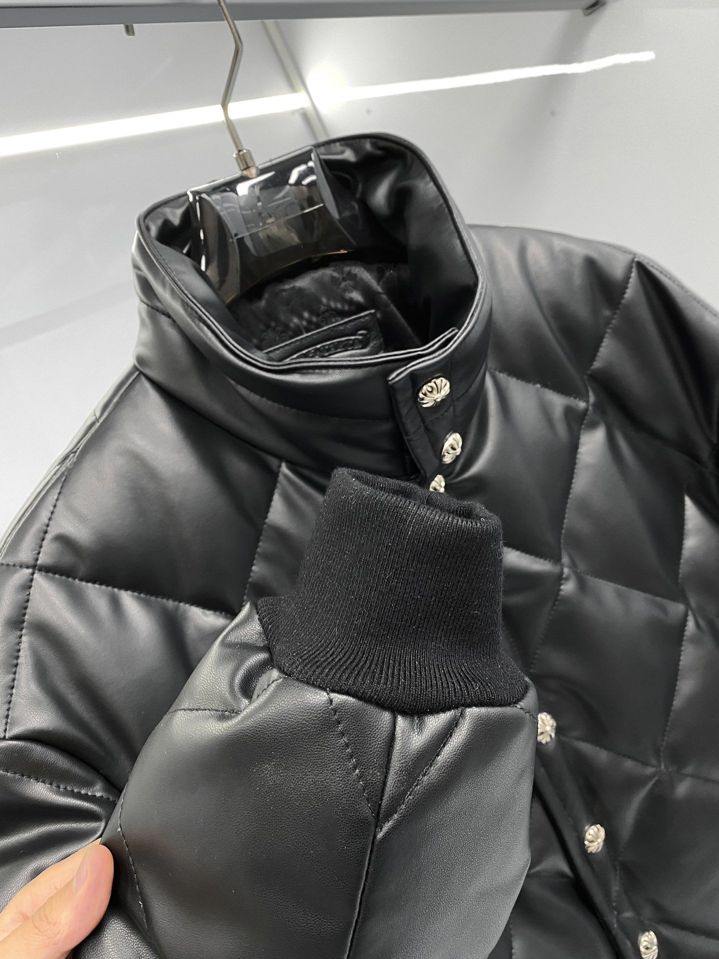 Chrome Hearts 秋冬新品 羊皮羽绒衬衫款夹克 一眼看中的款式 这款选用土耳其小羊皮 皮质厚实又柔软 很多客户非常青睐的皮料 5