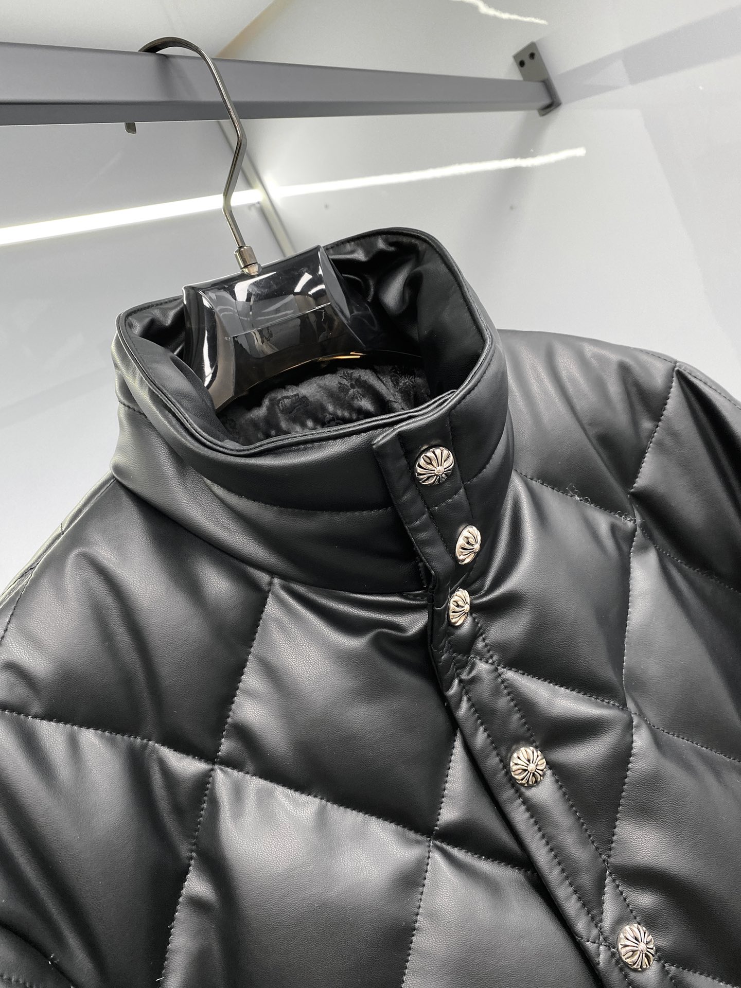 Chrome Hearts 秋冬新品 羊皮羽绒衬衫款夹克 一眼看中的款式 这款选用土耳其小羊皮 皮质厚实又柔软 很多客户非常青睐的皮料 4