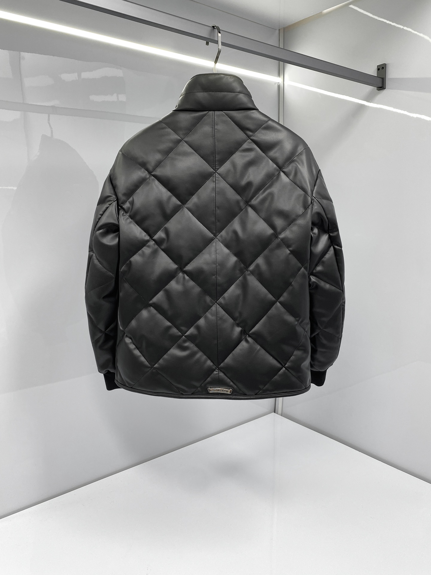 Chrome Hearts 秋冬新品 羊皮羽绒衬衫款夹克 一眼看中的款式 这款选用土耳其小羊皮 皮质厚实又柔软 很多客户非常青睐的皮料 2