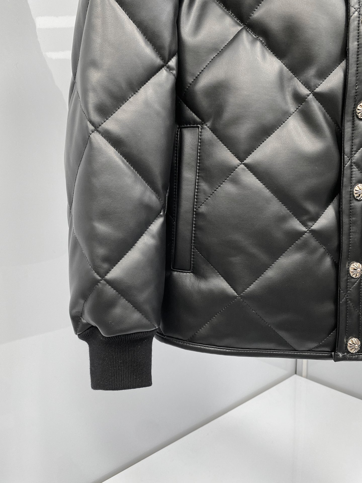 Chrome Hearts 秋冬新品 羊皮羽绒衬衫款夹克 一眼看中的款式 这款选用土耳其小羊皮 皮质厚实又柔软 很多客户非常青睐的皮料 8