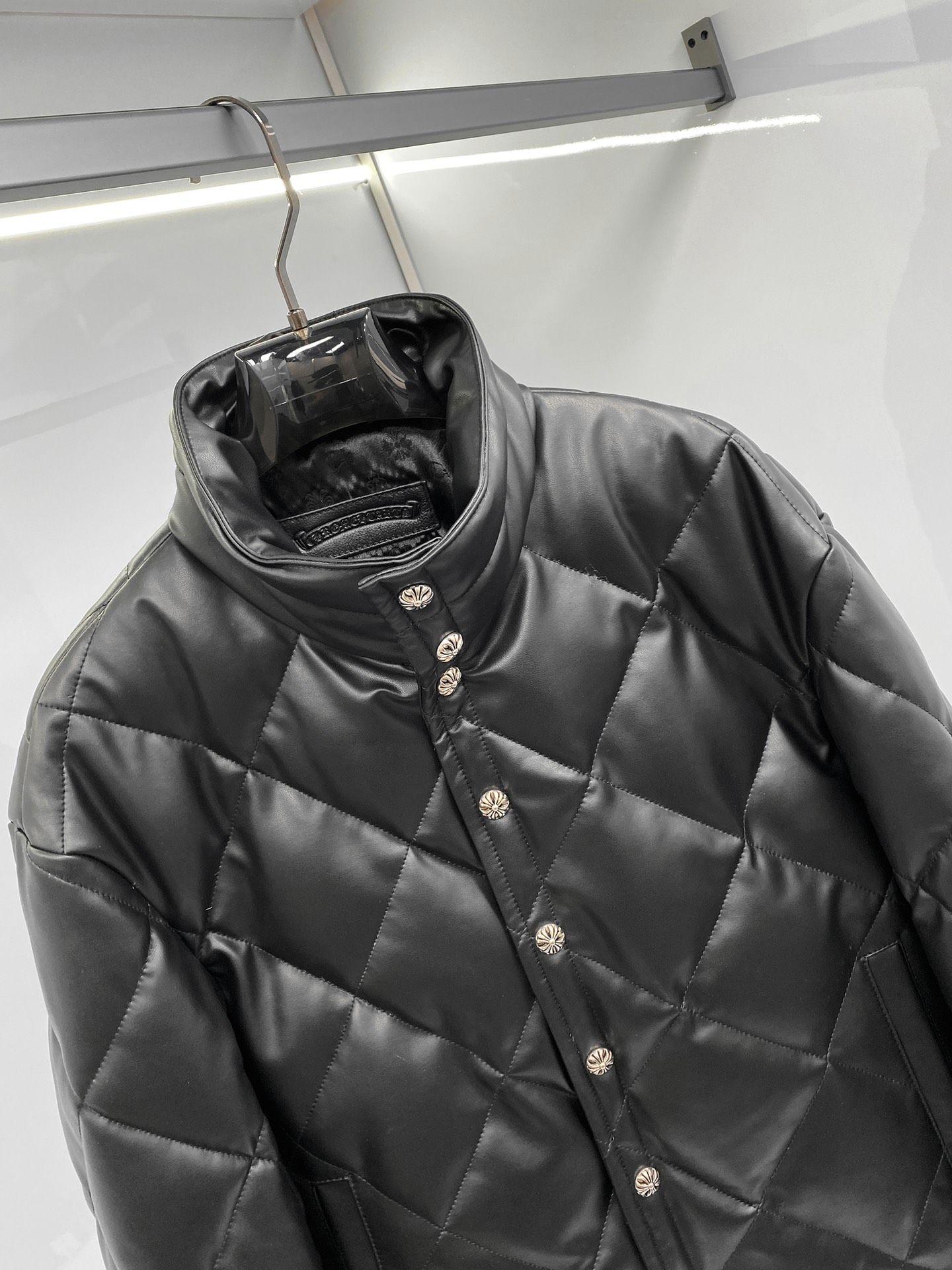 Chrome Hearts 秋冬新品 羊皮羽绒衬衫款夹克 一眼看中的款式 这款选用土耳其小羊皮 皮质厚实又柔软 很多客户非常青睐的皮料 3