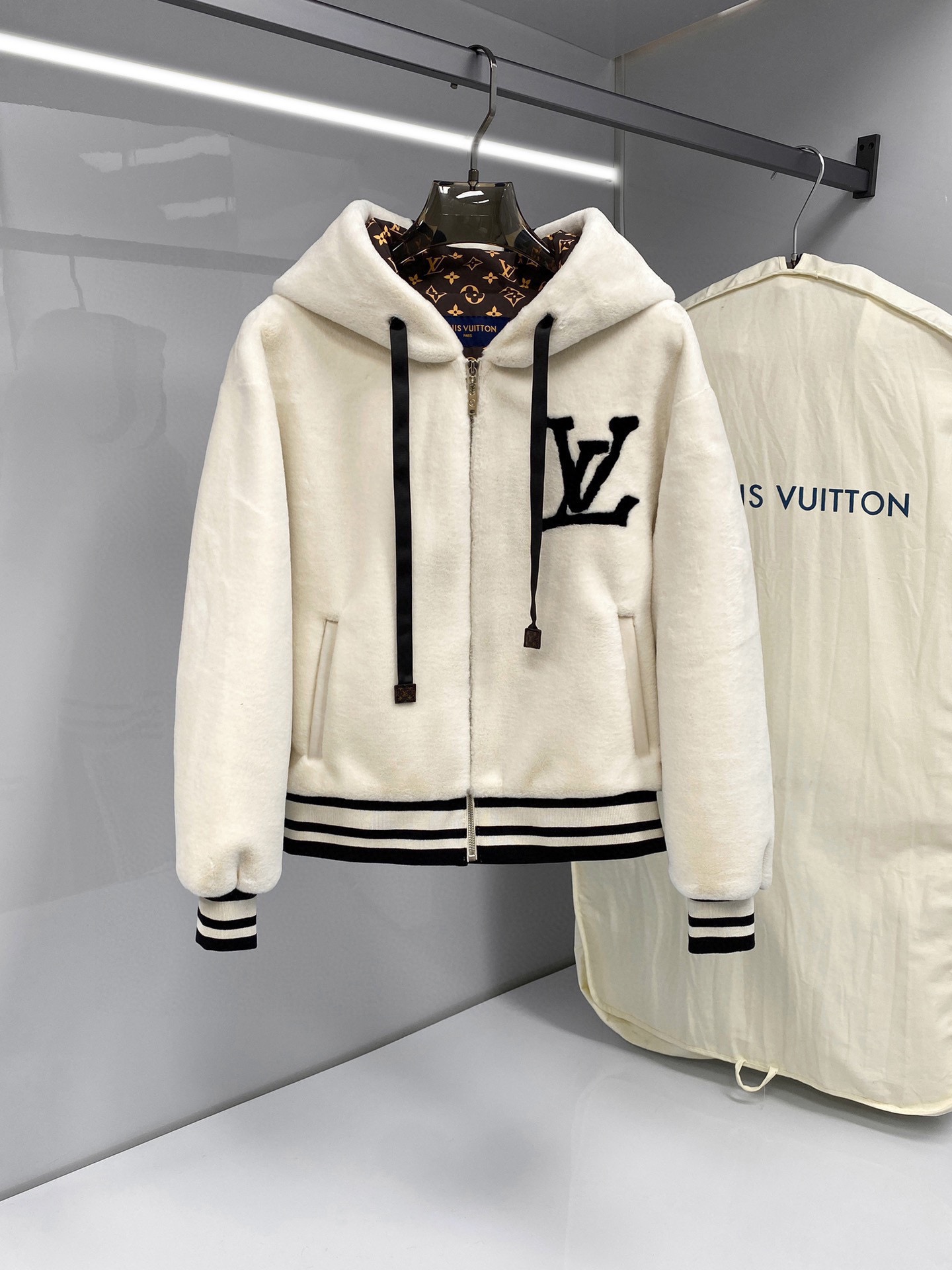 NO:754628,1V/Donkey brand men's short hooded gold mink fur hooded design!  Fade-dyed printed brand logo on the chest. Original version. Good upper body effect. High warmth factor. Sizes 48-56,,louis vuitton,hats,Top Customize1198609091V/驴牌同款男士短款连帽金貂绒皮草 连帽设计！胸口褪染印花品牌logo 原版版型 上身效果佳 保暖系数高 尺码48-56,,louis vuitton,hats,Top Customize1,Men's clothing