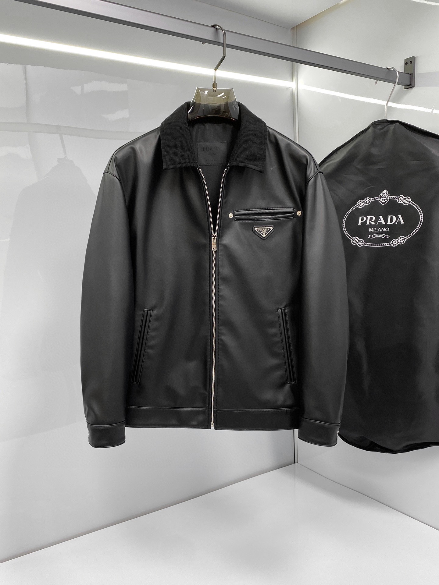 La prenda oficial de otoño e invierno de Prada. Chaqueta de piel de cordero empalmada en pana. Confeccionado en piel de…