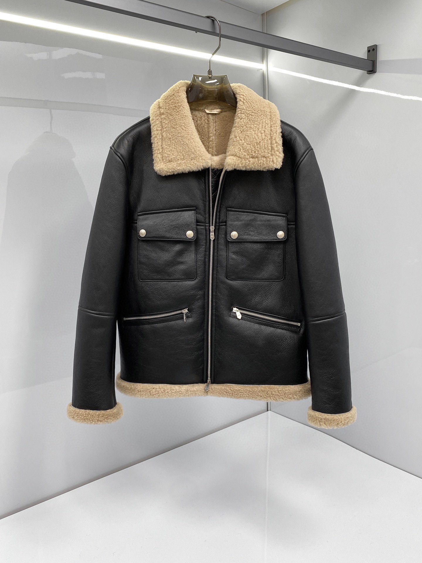 NO:675172,Hermès [How can you miss a warm and premium custom-made fur one-piece fur coat in winter] New weight class high-end heavy-duty luxury goods, men's fur one-piece high-end top series. Exclusive dedication model, order from famous store, high luxury wearing enjoyment, cool fur one-piece jacket!  Famous store orders, high-end luxury product series, top-notch fur products, highest-standard clothing, a must-have series for high-end fans!  !  One of the pinnacles of the luxury world, I haven’t shared this pure high-end clothing series with you for a long time. I have only one word for this model and that is grab it, otherwise you will definitely regret it!  !  Let me quietly explain to you the luxurious products of this cabinet W+!  !  The ultra-high-end luxury atmosphere that can be sensed with the naked eye, especially the pocket design, is really too brilliant. I have to admire the designer's imagination and design ability. The two souls of smooth leather and fur fit together. The upper body is really amazing, especially the short body-shaping design. It is so handsome that it is unbelievable. The visual effect brought by the grainy curly hair is also more visual impact. The asymmetric design of the pocket on the hem is simply an explosive product!!!  It can be said that it is timeless, and the matching of the upper body can naturally withstand various tests. Don’t look like it is unattractive. This color system is definitely the most suitable for autumn and winter!  !  As for the details and workmanship?  Go and experience this style for yourself. What does a strict design mean? What does meticulous tailoring mean? There is no flaw at all!  !  Unknowingly, I started to build a wall of words again, but I really couldn’t help it with this model. I would like to share it with great value for money. This model is not for profit, but for word of mouth!  Size 48-56,,hermes,jackets & coats,leather jacket,Top Customize119860909爱马仕【冬日里怎能错过一件保暖臻品定制皮毛一体皮草皮衣外套】新款重量级别高端重工奢物,男士皮毛一体高端顶级系列. 独家奉献款,名品店订单,高奢穿着享受,爆帅皮毛一体外套！ 名品店订单,高奢产物系列,皮草类的顶级产品,最高规格服饰,高端粉丝必入系列！！ 奢侈界的顶峰之一,这种纯粹的高级服装系列,我也是很久没有与大家分享过了,对于此款我只有一个字那就是抢,不然你绝对会后悔！！ 让我静静的为大家解析此款柜W+的奢华产物吧！！ 用肉眼就能感知的超高档奢华气息,尤其是这个口袋设计,真的是太过于出彩了,不得不佩服设计师那天马行空般 的想象力与设计力了,将光皮与皮毛一体的两者灵魂相互契合,上身真的是太过于惊艳了,尤其是短款塑身的版型设计,简直帅到无法相信,颗粒卷毛所带来的视觉效果也更具视觉冲击力,下摆的口袋不对称设计,简直一件爆棚的产物!!! 可以说是经久不衰,上身的搭配自然经得起各种考验,不要看似其貌不扬,这绝对是最为适合秋冬的一个色系了！！ 至于细节跟做工？你自己亲自去体验下此款吧,什么叫做一板一眼的设计,什么叫做一丝不苟的裁剪,不见一点瑕疵！！ 不知不觉又码起了文字城墙,但是对于此款我实在是忍不住了,超值性价比分享,此款不为利润,只为口碑！ 尺码48-56,,hermes,jackets & coats,leather jacket,Top Customize1,Men's clothing