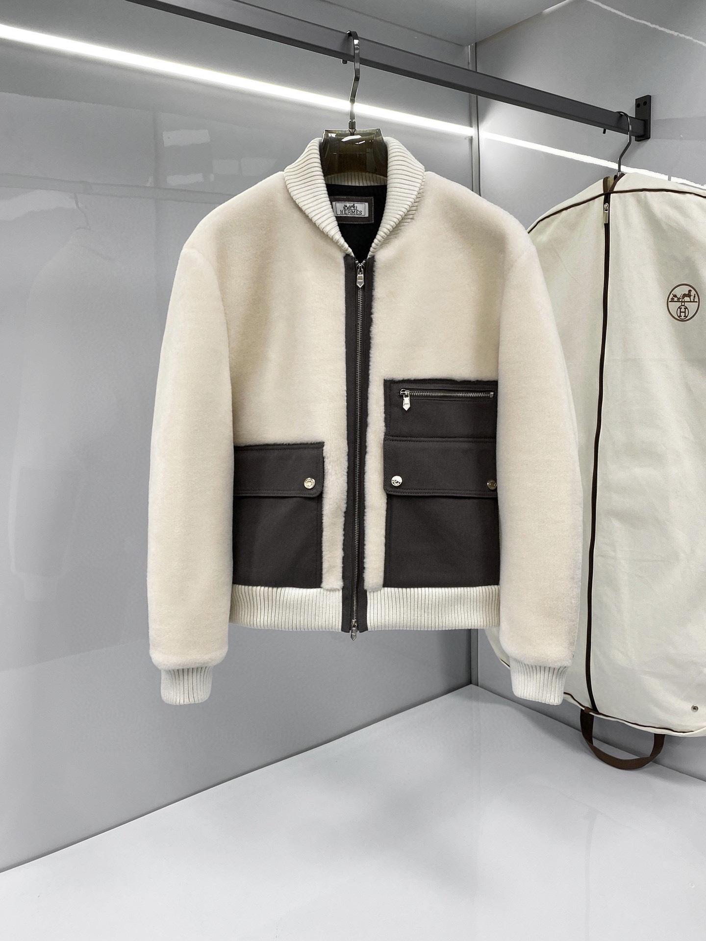 NO:754710,Super popular Hermes Hermes men's short baseball collar grained wool fur, 100% imported grained wool!  Original version, good upper body effect, high thermal insulation coefficient, size 48-56,,hermes,hermes,Top Customize119860909超级爆款 Hermes 爱马仕 同款男士短款棒球领颗粒羊毛皮草 百分百进口颗粒羊毛！原版版型 上身效果佳 保暖系数高 尺码48-56,,hermes,hermes,Top Customize1,Men's clothing