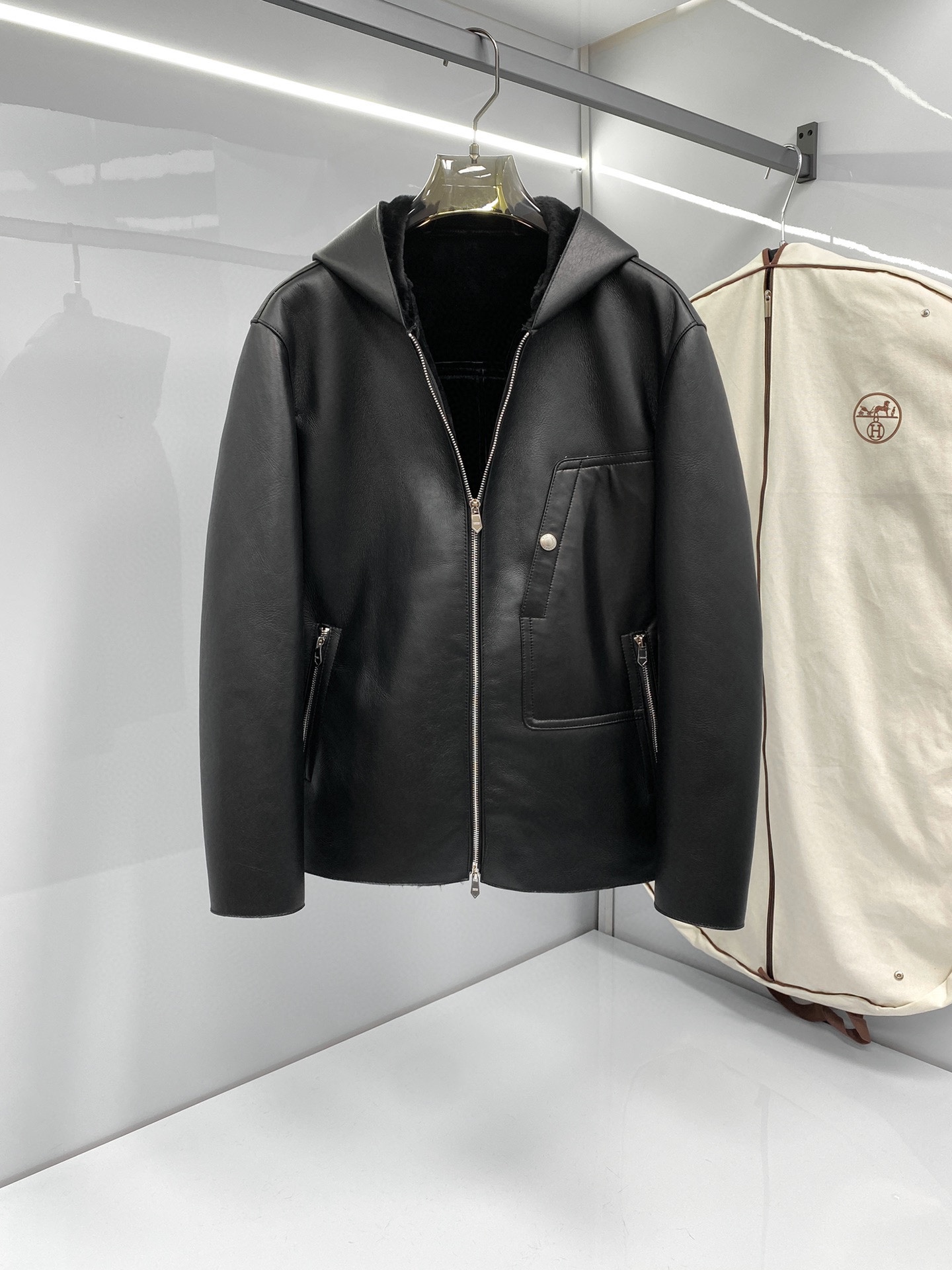 NO:675179,Hermès’ new hooded fur integrated piece; original ecological leather body fabric; imported fur integrated piece!  Made of imported original ecological leather!  The quality of the leather is quite high. You can study it when you receive it. The whole piece is worthy of appreciation in all aspects of fabric, leather, wiring and craftsmanship. It has a low-key and emphasized attitude. This fur exudes the charming charm of retro. The novel and soft subtle color difference pattern presents a unique feature. Hem, imported thread decoration on hood collar, size 48-56, hermes, hats, Top Customize19860909爱马仕 新品连帽皮毛一体；原生态皮面衣身面料；进口皮毛一体！采用进口原生态皮料！皮料品质相当高级 收到货可以研究一下,整件从面料、皮质、走线 工艺方方面面都可以值得品味 低调有强调的态度出来了. 这款皮毛一体流露复古的迷人魅力.新颖而柔和的微妙色差图案呈现别具一格的特色.下摆 帽领进口螺纹装饰 尺码48-56,,hermes,hats,Top Customize1,Men's clothing