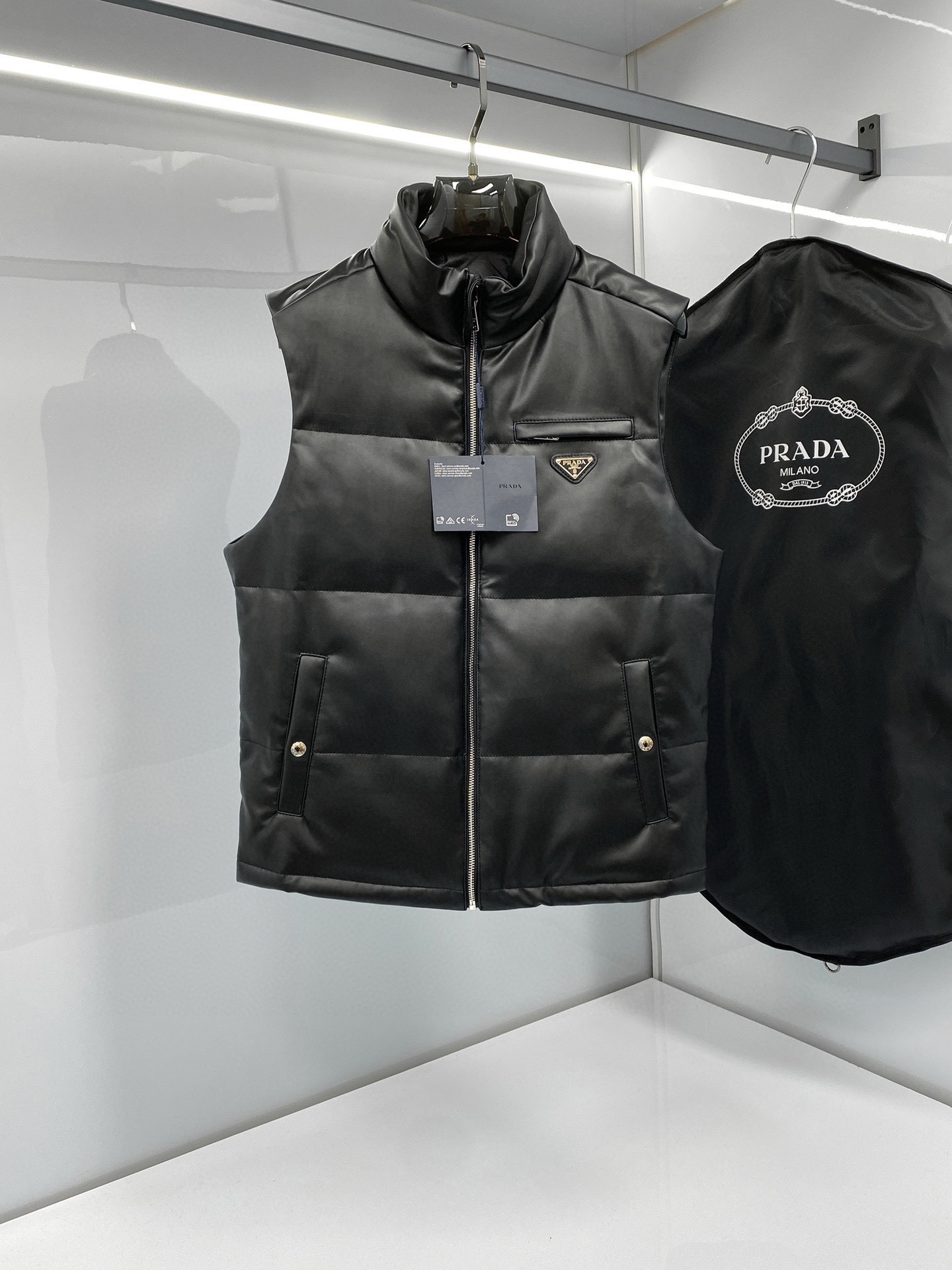 NO:701564,Prada's autumn and winter heavyweight must-have sheepskin down vest. This style is another hit. The physical store is constantly replenishing orders. It is made of thick Turkish sheepskin and filled with white duck down. It is very weighty in the hand. It is thick and full. Sizes 48-56,,prada,down jacket,sheepskin,Top Customize119860909Prada 秋冬重磅 必备羊皮羽绒马甲 此款又一爆款 实体店补单不断 采用厚实土耳其羊皮 填充白鸭绒 拿在手上非常有份量 厚实饱满 尺码48-56,,prada,down jacket,sheepskin,Top Customize1,Men's clothing