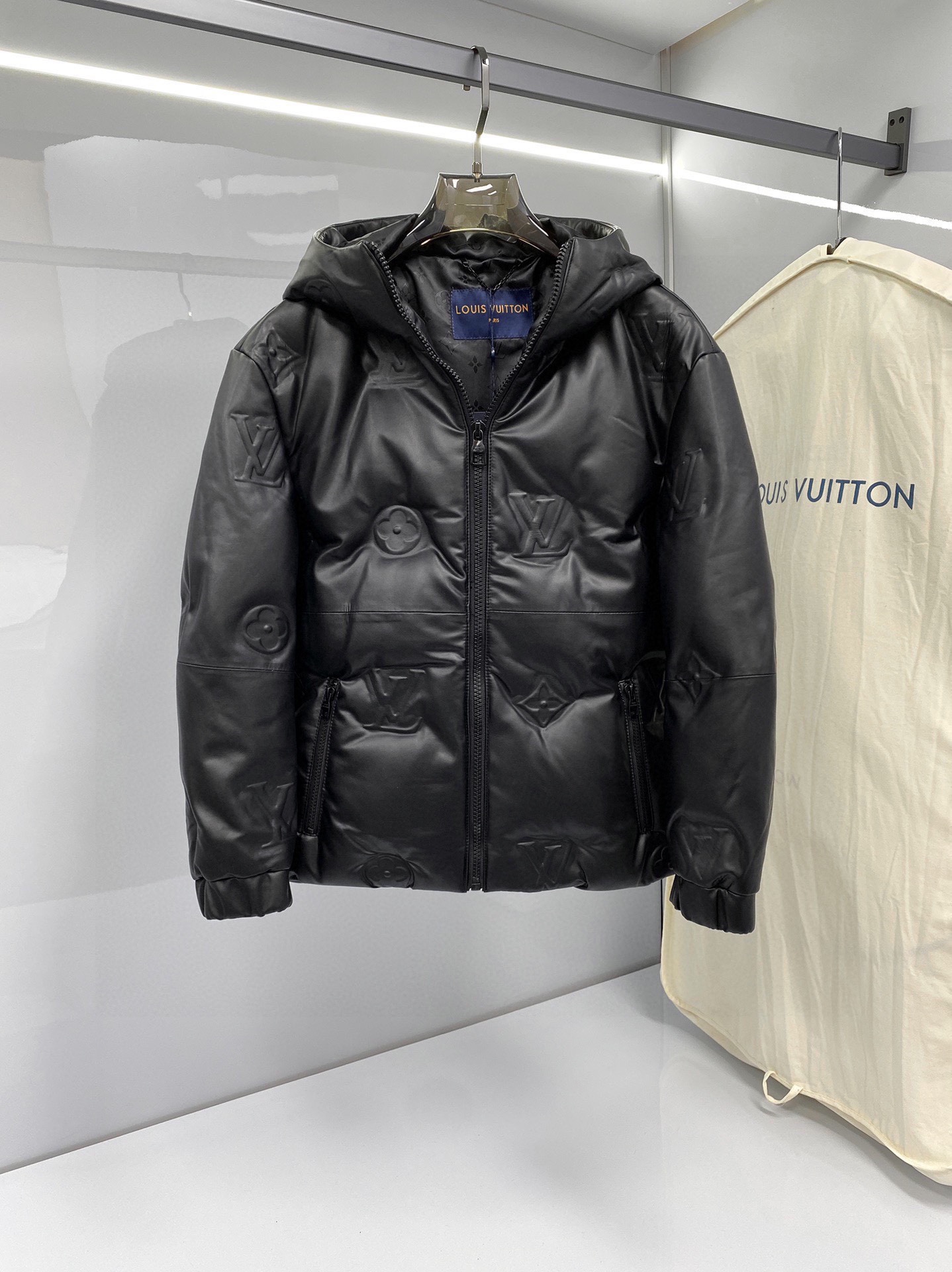 NO:701570,LV Louis Vuitton imported from Turkey lambskin stuffed with white goose down, top version, ceiling level, hidden flower logo lining, you can tell by looking at the picture, full of down filling, this kind of version has a feeling on the upper body, people who know the goods will not only look at the price, this leather version is absolutely amazing, size 48-56,,louis vuitton,louis vuitton,sheepskin,Top Customize119860909LV 路易威*登 土耳其进口小羊皮填充白鹅绒 顶级版本 天花板级别 暗花logo里布 看图片便知 充绒量十足 这样的版上身才有感觉吧 懂货的不会只看价格 这皮料版型绝对惊艳 尺码48-56,,louis vuitton,louis vuitton,sheepskin,Top Customize1,Men's clothing