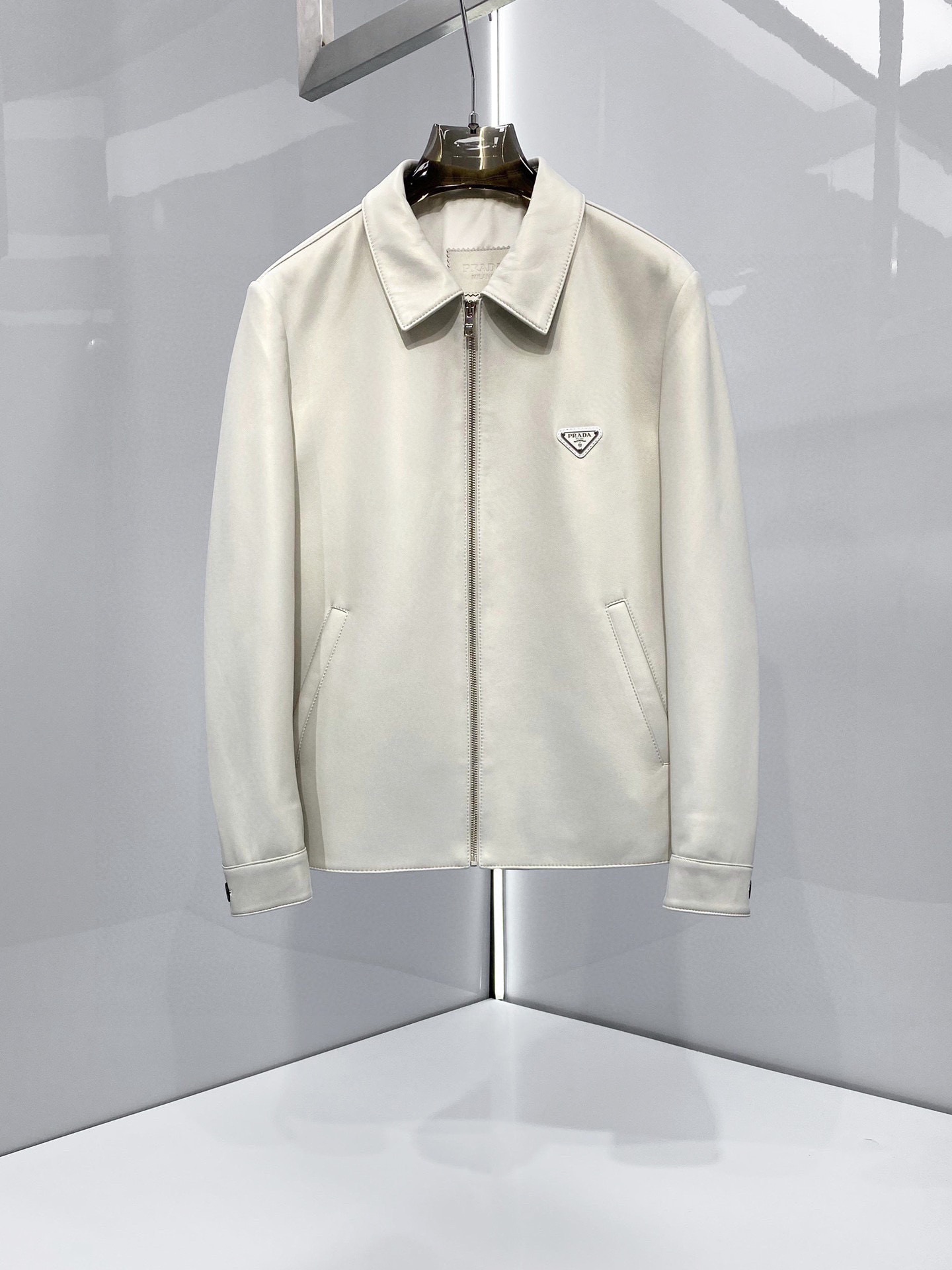 NO:754742,Prada's official autumn and winter item, sheepskin jacket, made of sheepskin imported from Turkey, simple and elegant, versatile, black and white, zp replica hardware accessories size48-56,,prada,prada,jackets & coats,sheepskin,Top Customize119860909Prada普拉达官方秋冬单品 羊皮夹克 采用土耳其进口绵羊皮 简约大气款 百搭 黑白两色 zp复刻五金辅料 size48-56,,prada,prada,jackets & coats,sheepskin,Top Customize1,Men's clothing