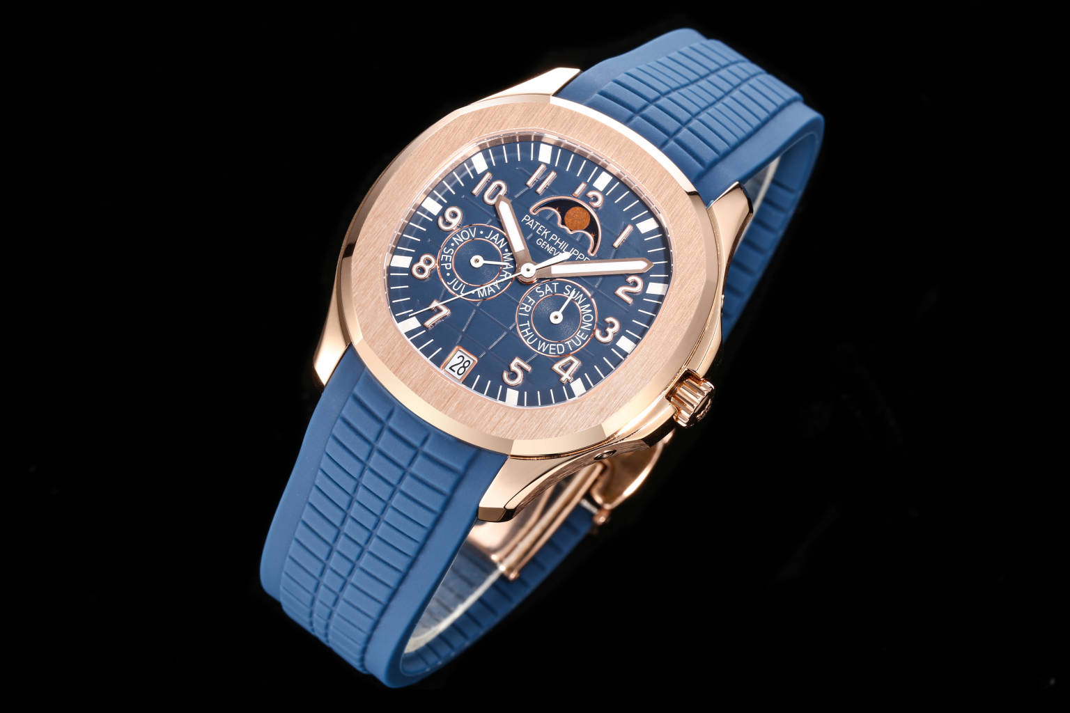 2300 百达翡丽Aquanaut系列推出首款新增便捷实用的复杂功能腕表5261R,再度绽放休闲优雅魅力! 1️⃣年历腕表采用 39.9 毫米直径表壳,搭载新型9015改自动上弦机芯,超薄工艺! 2️⃣此款腕表比同样配备年历显示的其他百达翡丽时计格外与众不同。日期和月相视窗分别位于 6 时和 12 时位置,3 时和 9 时位置则设有星期和月份辅助表盘。 3️⃣表壳及表圈采用标志性的圆弧八角形造型,结合对比鲜明的抛光与缎纹处理。表盘饰有 Aquanaut 浮雕图案,阿拉伯字块及巴顿式指针,均覆以白色荧光涂层,读时一目了然。 4️⃣搭配胶带不仅佩戴分外舒适,而且耐磨性较高,同时缀饰 Aquanaut图案,与表盘装饰相映成趣,配备折叠式表扣,更添“休闲优雅”风范。