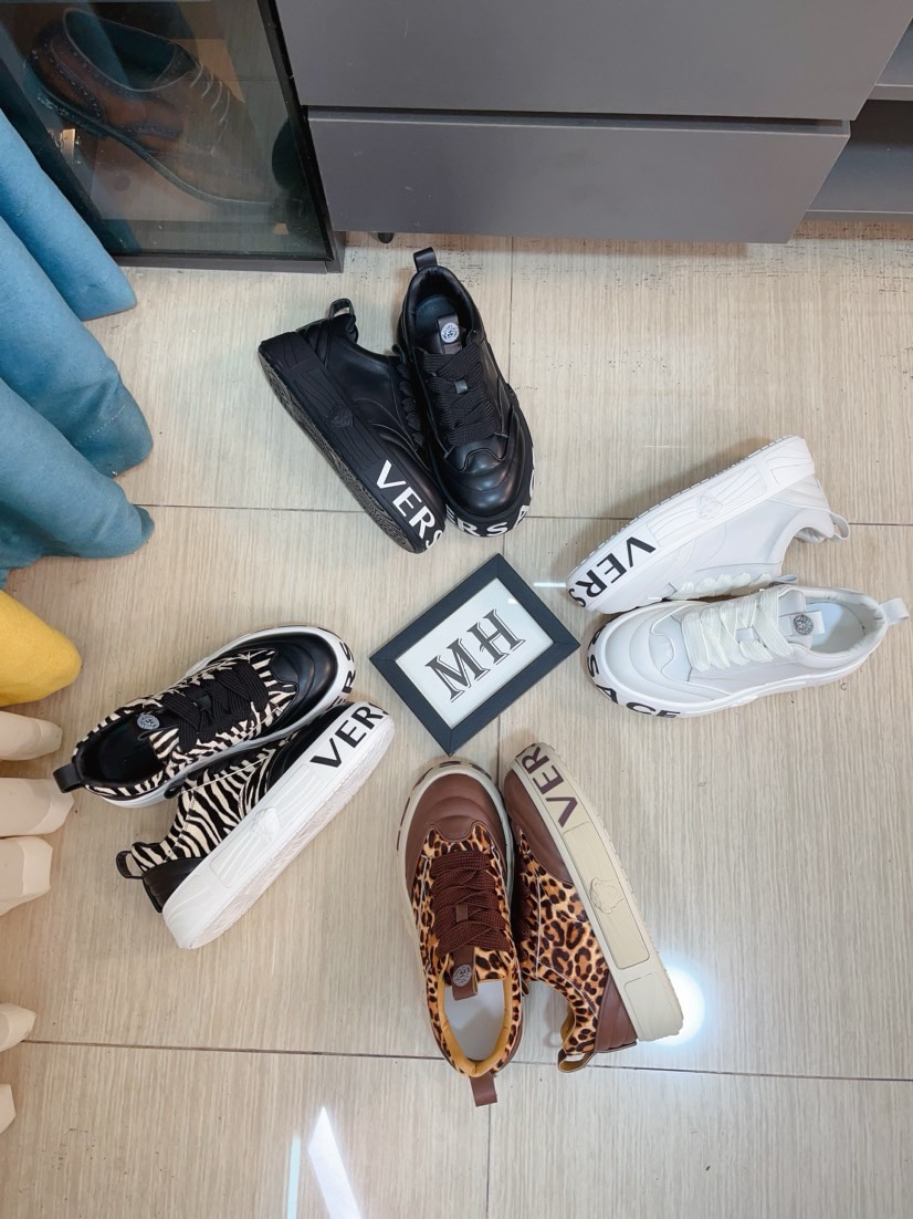 NO:273822,【versace】Versace’s latest model is carefully crafted and has aroused the whole audience!  The international brand is constantly innovating. This men's four-season casual shoes, cowhide upper, sheepskin inner rubber non-slip sole, breathable and comfortable to speak with quality. Size 38-44, versace, versace, cowhide, sheepskin19860909【versace】范思哲最新款精心打造,引爆全场！不断创新的国际品牌 此款男士四季款休闲鞋,牛皮拼接鞋面羊皮内里橡胶防滑大底,透气舒适以质量说话 码数38-44,,versace,versace,cowhide,sheepskin,Men's shoes