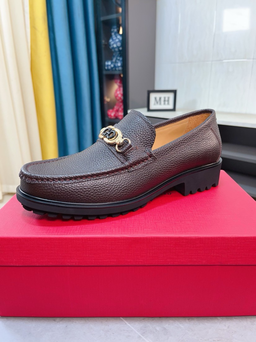 NO:284150,[Ferragamo] The original single upper is replica, which is also the original single product. Super domineering. The upper is made of high-quality cowhide leather and formal business leather shoes. It is made of genuine leather inside and outside. Niuli (refuse to undress the feet), simple and generous and super versatile. The fine upper is carefully designed by hand. The original single replica is cool. Lazy foot slippers. High-quality board shoes, men's shoes size 38-44, ferragamo, cowhide19860909【菲拉格慕】原单鞋面复刻 更是原单货 超级霸气 鞋面采用优质牛皮皮料正装商务皮鞋 内外全真皮制作,牛里（拒绝脱色磨脚）,简单大方超级百搭 鞋面精片经过人工精心设计 原单复刻而上酷毙了 懒人套脚便鞋 高品质板鞋,男鞋码数38-44,,ferragamo,cowhide,Men's shoes