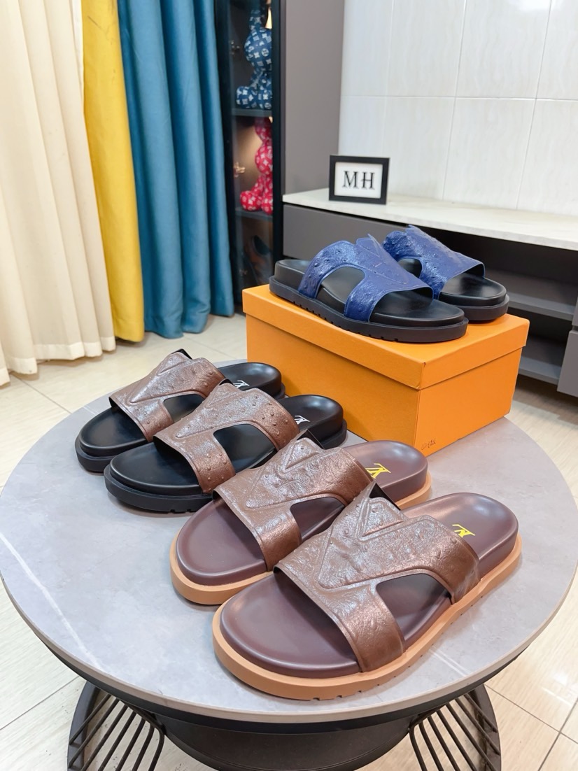 NO:346581,【LV】New multi-color men's slippers, original single quality top version, original special cowhide ostrich embossed inner side sheepskin, anti-slip combination bottom, more stable steps, more comfortable and lightweight, high-end and elegant, size number: 38~44,,louis vuitton, slippers, cowhide, sheepskin19860909【LV】多色新款男士拖鞋 ,原单品质顶级版 ,原版专用牛皮鸵鸟压纹内里侧羊皮,防滑组合底,步履更稳,更舒适轻便,高档大方,码数:38~44,,louis vuitton,slippers,cowhide,sheepskin,Men's shoes