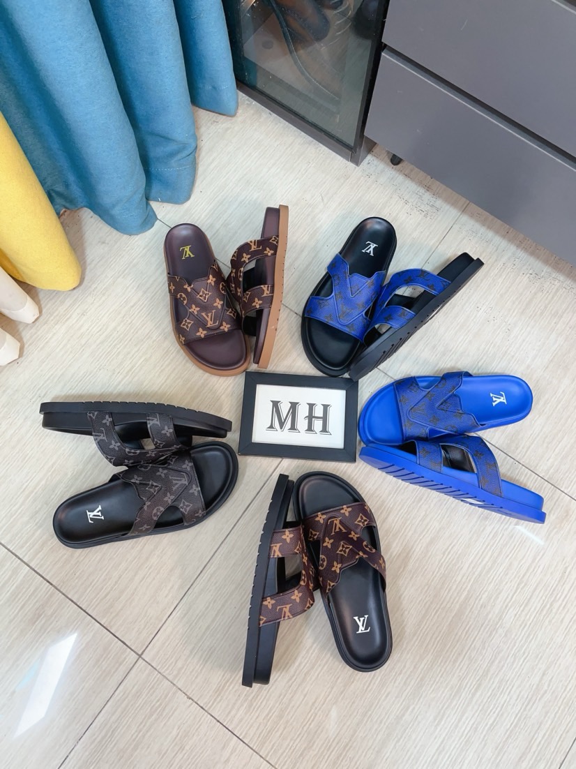 NO:272024,【LV】New multi-color men's slippers, original single quality top version, original special cowhide presbyterian printed inner side sheepskin, anti-slip combination bottom, more stable steps, more comfortable and lightweight, high-end and elegant, size number: 38~44,,louis vuitton, slippers, cowhide, sheepskin19860909【LV】多色新款男士拖鞋 ,原单品质顶级版 ,原版专用牛皮老花印花内里侧羊皮,防滑组合底,步履更稳,更舒适轻便,高档大方,码数:38~44,,louis vuitton,slippers,cowhide,sheepskin,Men's shoes