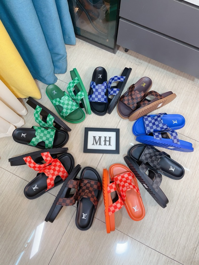 NO:272027,【LV】New multi-color men's slippers, original single quality top version, original special cowhide lychee pattern embossed inner side sheepskin, anti-slip combination bottom, more stable steps, more comfortable and lightweight, high-end and elegant, sizes: 38~44,,louis vuitton, slippers, cowhide, sheepskin19860909【LV】多色新款男士拖鞋 ,原单品质顶级版 ,原版专用牛皮荔枝纹压花内里侧羊皮,防滑组合底,步履更稳,更舒适轻便,高档大方,码数:38~44,,louis vuitton,slippers,cowhide,sheepskin,Men's shoes