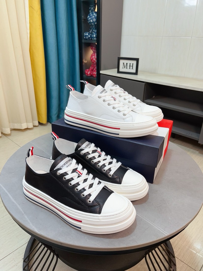 NO:272773,THOM BROWNE Tom Brown Men's white casual This evil and cool new brand Lb gives us a relaxing summer Fashionable new choice of personality TB white shoes storm The upper is made of original imported cowhide sole made of original sole Size: 38-44, thom browne, cowhide19860909THOM BROWNE 汤姆·布朗 男款白色休闲 这个邪魅酷感的新锐品牌 Lb让我们在这个夏天有了放松 时髦 个性的新选择 TB白鞋风暴 鞋面采用原版进口头层牛皮鞋底采用原版鞋底制作 码数:38-44,,thom browne,cowhide,Men's shoes