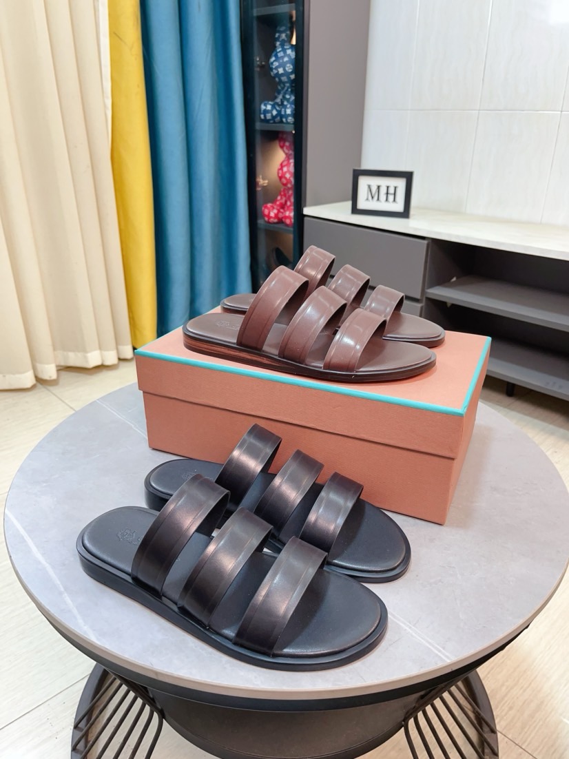 NO:346925,LP Street Fried Street Men's God Spring and Summer Slippers New Products, Uppers imported from Italy, High-quality splicing technology, original sole special supply original sole, exclusive movable molding sole is super comfortable, original order goods, high quality, size 39-44 (customized 38 45 46),,loro piano, slippers,cowhide19860909LP 炸街男神春夏拖鞋新品,鞋面意大利进口牛皮面料,高品质拼接工艺,鞋底原厂特供原版底,独家活动成型底超级舒适,原厂跟单货,高品质,码数 39-44（定做38 45 46）,,loro piana,slippers,cowhide,Men's shoes