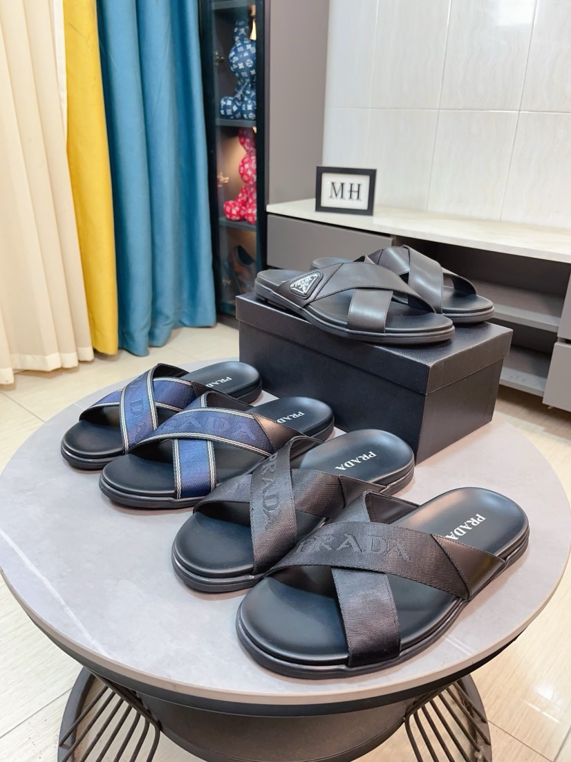 NO:346938,【PRADA】Prada men's slippers are coming, the big logo shows off its style, original anti-slip, wear-resistant rubber outsole!  The details are perfectly processed and detailed pictures are presented, and you can enjoy it yourself with a comfortable and straight drag!  Comfortable to wear!  A must-have pair for everyone!  Standard code number 38-44, prada, prada, slippers19860909【PRADA】普拉达男士拖鞋来袭,大LOGO彰显风范,原版防滑耐磨橡胶大底！细节处理非常完美细节图奉上,自行观赏超舒适直拖！穿着舒适不掉脚！人手必备一双！标准码数38-44,,prada,prada,slippers,Men's shoes