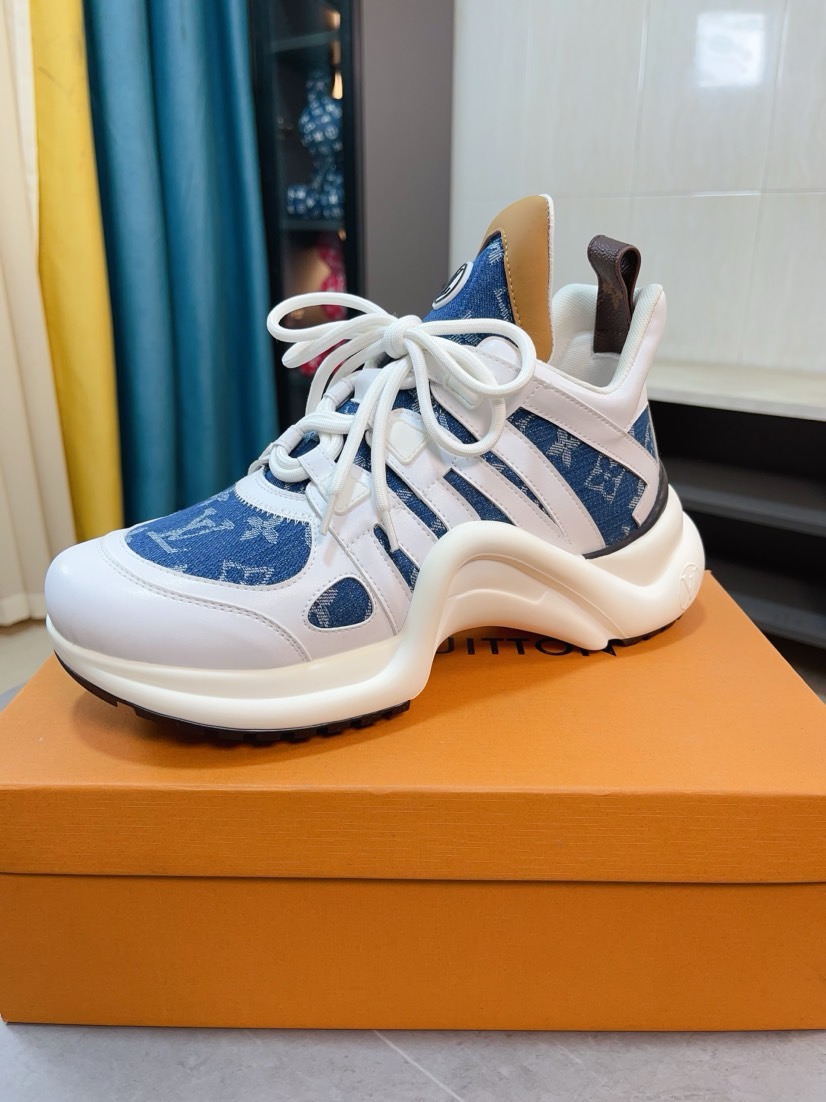 NO:273746,LV Archlight Couple style donkey hardware casual sports dad shoes rear heel height is about 5.5cm, maximum thickness is about 8mm Fabric: environmentally friendly TPU and imported cow leather joint: cow inner skin outer sole: vacuum foam and TPU combination outsole n couple size: 35–44,,louis vuitton,louis vuitton19860909LV Archlight 情侣款驴牌五金休闲运动老爹鞋后增跟高约5.5cm,大底最高度厚约8mm面料:环保TPU和进口牛拼皮接内里:牛内皮里大底: 抽真空发泡和TPU组合大底n情侣码数: 35–44,,louis vuitton,louis vuitton,Men's shoes