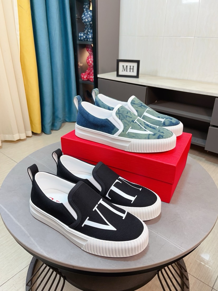 NO:274527,【VALENTl Valentino】New men's low-top casual sports shoes, one of the most popular items. It uses a top-layer cowhide upper. The side is made of two cowhides. It has three-dimensional feeling. The cut leather is oily and treated with contrasting color design. Simple style. Fashion and sports. Customized metal LOGO nameplate embellishment shoelaces. Exclusive control top version. Support comparison. Sheepskin lining. Original rubber outsole. A must-have item for daily casual casual. Suitable for all occasions. Looking for high quality. Super cool on the feet. With original packaging!  Size38-44, valentino, valentino, cowhide, sheepskin19860909【VALENTl华伦天奴】新款男士低帮休闲运动板鞋,最受欢迎的单品之一 采用头层牛皮鞋面 侧面采用两张牛皮贴合处理 富有立体感 皮料切口均油边处理 撞色设计 简约风格 时尚运动 定制金属LOGO铭牌点缀鞋带 独家控货顶级版 支持对比 羊皮内里 原版橡胶大底 日常休闲必备单品 适合各种场合 追求高品质的看过来 上脚超酷 配原包装！ Size38-44,,valentino,valentino,cowhide,sheepskin,Men's shoes