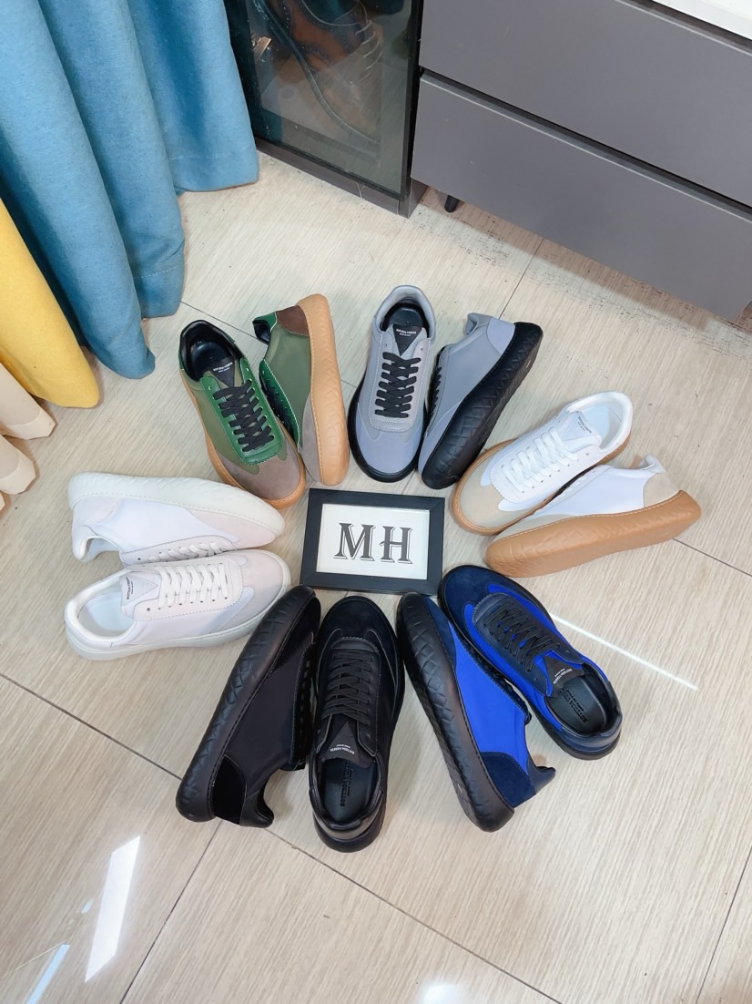 NO:275469,Bottega Veneta men's Apollo sneakers, heading to the next stop with a light and comfortable pace. This casual shoe is nylon and lace-up sneakers. Material upper nylon cloth wagyu back-velvet splicing. Rubber outsole. Size: 38-44, 45 customized, bottega Veneta, sneakers19860909Bottega Veneta男士Apollo运动鞋 以轻快舒适的步调,奔赴下一站 此款休闲鞋是尼龙和系带运动鞋 材料鞋面尼龙布和牛反绒拼接 橡胶大底 Size:38-44,45定做,,bottega veneta,sneakers,Men's shoes