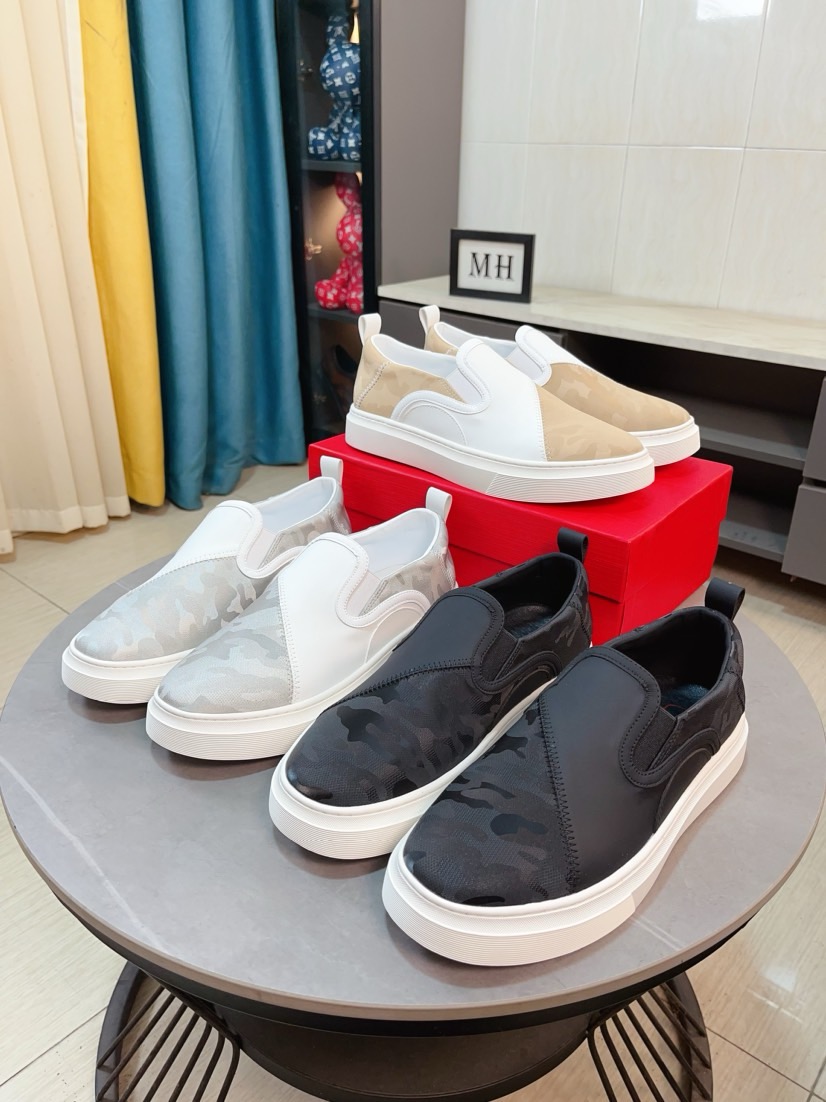 NO:275849,【VALENTl Valentino】New men's low-top casual sports shoes, one of the most popular items. It uses a top-layer cowhide upper. The side is made of two cowhides. It has three-dimensional feeling. The cut leather is oily and treated with contrasting color design. Simple style. Fashion and sports. Customized metal LOGO nameplate embellishment shoelaces. Exclusive control top version. Support comparison. Sheepskin lining. Original rubber outsole. A must-have item for daily casual casual. Suitable for all occasions. Looking for high quality. Super cool on the feet. With original packaging!  Size38-44, valentino, valentino, cowhide, sheepskin19860909【VALENTl华伦天奴】新款男士低帮休闲运动板鞋,最受欢迎的单品之一 采用头层牛皮鞋面 侧面采用两张牛皮贴合处理 富有立体感 皮料切口均油边处理 撞色设计 简约风格 时尚运动 定制金属LOGO铭牌点缀鞋带 独家控货顶级版 支持对比 羊皮内里 原版橡胶大底 日常休闲必备单品 适合各种场合 追求高品质的看过来 上脚超酷 配原包装！ Size38-44,,valentino,valentino,cowhide,sheepskin,Men's shoes