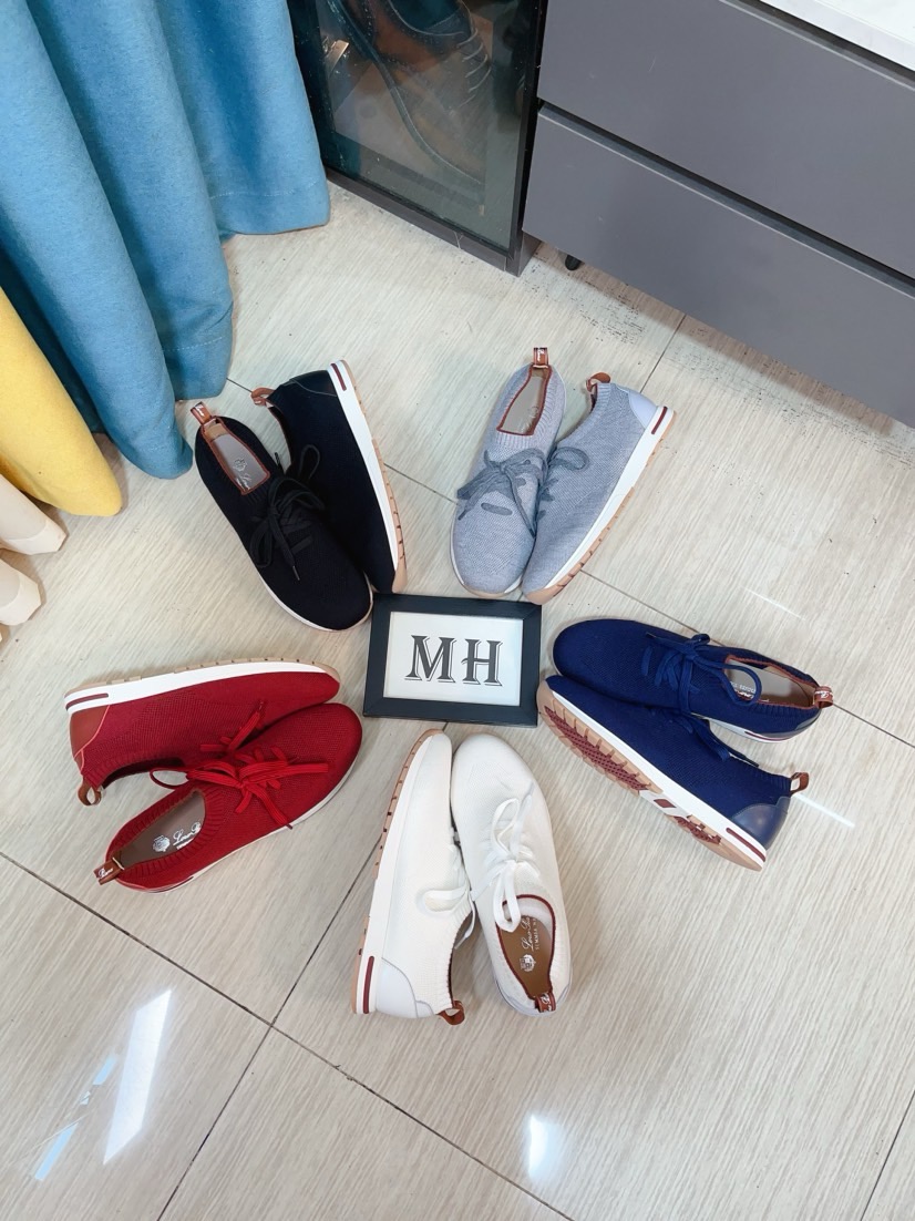 NO:276341,The top authentic grade n founded the existing Lo*ro Pia*na company on April 24, 194. The family business has been the sixth generation. It provides high-quality products for customers who value taste and quality requirements. It is made of fabric sheepskin inner lining. Hand-sewn thread authentic packaging n code number 38-44, sheepskin, sheep19860909顶级正品级n于194月24日一手创立现有的Lo*ro Pia*na公司.家族经营至今已是第六代,为讲求品味及对质量有要求的顾客提供上等的优质商品n进口羊京 为面料羊皮内里制成 手工缝制线正品包装n码数38-44,,sheepskin,sheep,Men's shoes