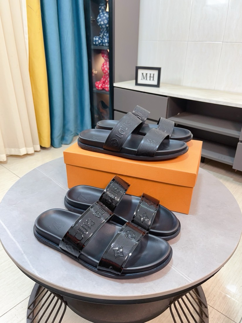 NO:353933,(lv-Louis Vuitton) New men's sandals, high-end boutique, exquisite embossed upper logo decoration, fine workmanship, super soft sole, casual, loose and comfortable, must-go in summer!  nsize38-44,,louis vuitton,louis vuitton,slippers19860909（lv-路易威登）新品男士凉拖鞋,高端精品,鞋面精致压花logo装饰,精细做工,鞋底超软,休闲宽松舒适型,夏季必入哦！nsize38-44,,louis vuitton,louis vuitton,slippers,Men's shoes