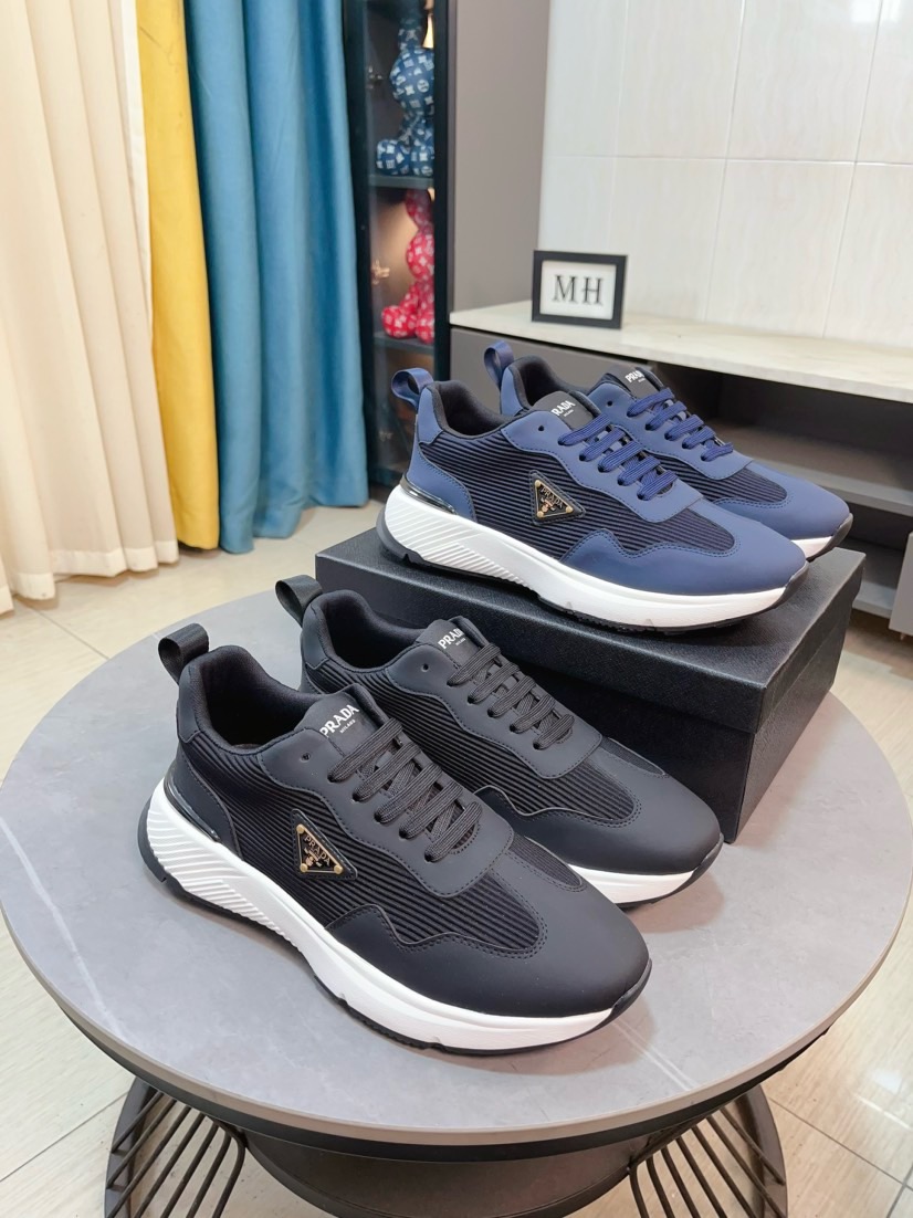 NO:283468,Prada's luxurious and fashionable high-end products, the perfect last and top-level hand-made make this shoe immediately create a strong aristocratic atmosphere. Imported top layer cowhide with Brock carving craft genuine leather inner li French imported leather shoes special rubber combination outsole color mysterious black code number 38~44, prada, prada, cowhide19860909普拉达〈prada〉奢华时尚的高端产品完美的楦型加上顶级的手工制作,使得本款鞋子立马形成了一股浓郁的贵族气息.进口头层牛皮搭配布洛克雕花工艺真皮内里法国进口皮鞋专用橡胶组合大底颜色神秘黑码数38～44,,prada,prada,cowhide,Men's shoes