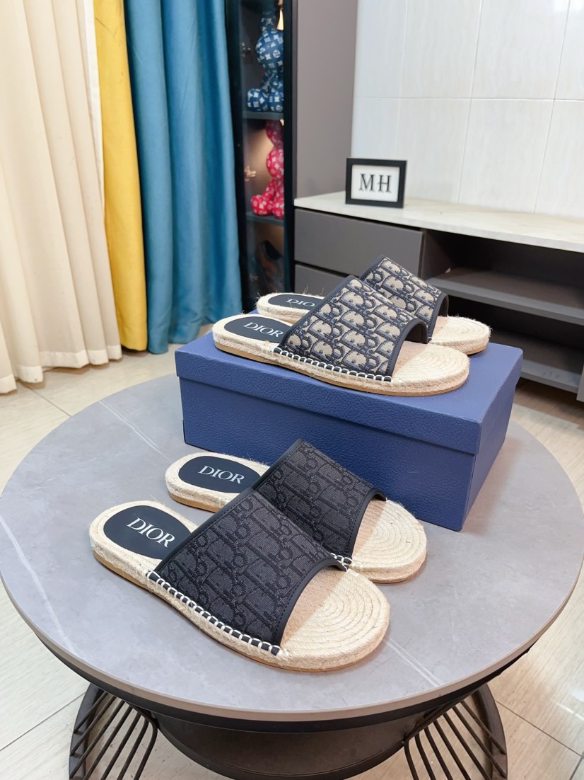 NO:350241,High-end version.DIOR men's slippers, high-end atmospheric and upper-end [Strong] [Strong], counter comparison quality, pure hand-tight wire on the upper, combination of native hemp and raw rubber sole [Strong] [Strong], breathable and non-slip sole [Rose] [Rose], breathable and comfortable inside, small sheepskin, density and comfortable [Gift] [Gift], original wear-resistant Size 38-44. Customizable 45-46-47,,dior,slippers,sheepskin19860909高端版本.DIOR男士拖鞋,高端大气上档[强][强],专柜对比质量 鞋面纯手工拉线,原生麻与生胶底组合[强][强],透气防滑大底[玫瑰][玫瑰],内里透气舒适小绵羊羊皮,密度舒适[礼物][礼物],原版耐磨 码数38-44.可定做45-46-47,,dior,slippers,sheepskin,Men's shoes