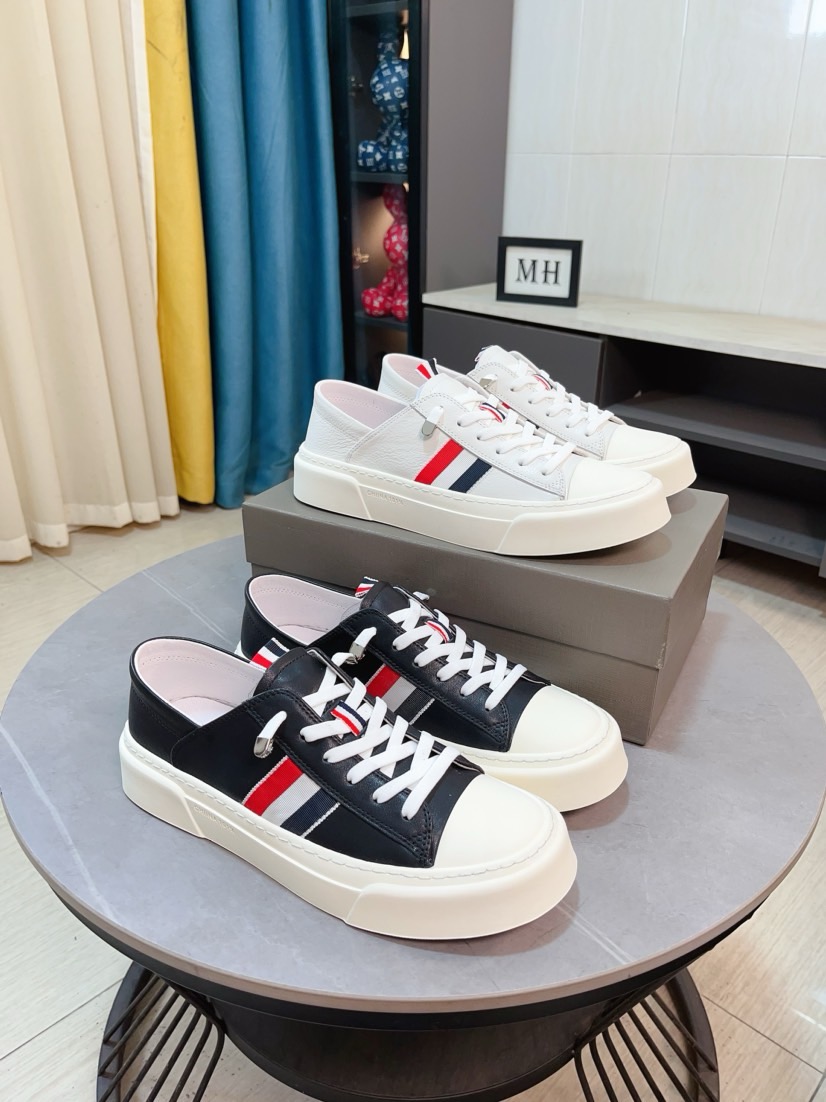 NO:284630,THOM BROWNE Tom Brown Men's white casual This evil and cool new brand Lb gives us a relaxing summer Fashionable new choice of personality TB white shoes storm The upper is made of original imported cowhide sole made of original sole Size: 38-44, thom browne, cowhide19860909THOM BROWNE 汤姆·布朗 男款白色休闲 这个邪魅酷感的新锐品牌 Lb让我们在这个夏天有了放松 时髦 个性的新选择 TB白鞋风暴 鞋面采用原版进口头层牛皮鞋底采用原版鞋底制作 码数:38-44,,thom browne,cowhide,Men's shoes
