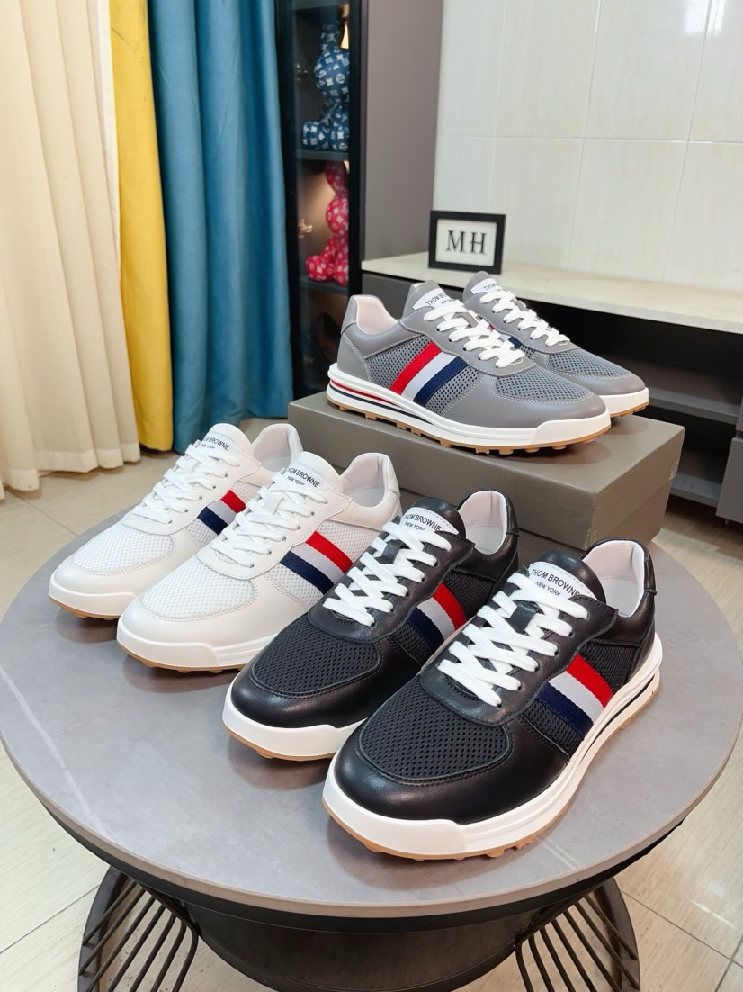 NO:284638,THOM BROWNE Tom Brown Men's white casual This evil and cool new brand Lb gives us a relaxing summer Fashionable new choice of personality TB white shoes storm The upper is made of original imported cowhide sole made of original sole Size: 38-44, thom browne, cowhide19860909THOM BROWNE 汤姆·布朗 男款白色休闲 这个邪魅酷感的新锐品牌 Lb让我们在这个夏天有了放松 时髦 个性的新选择 TB白鞋风暴 鞋面采用原版进口头层牛皮鞋底采用原版鞋底制作 码数:38-44,,thom browne,cowhide,Men's shoes