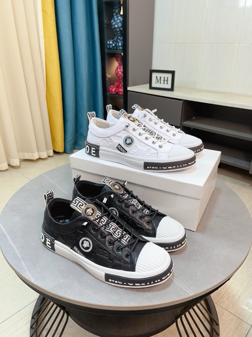 NO:284904,【versace】Versace’s latest model is carefully crafted and has aroused the whole audience!  The international brand is constantly innovating. This men's four-season casual shoes, cowhide upper sheepskin inner rubber non-slip sole, breathable and comfortable speaking with quality. Size 38-44, versace, versace, cowhide, sheepskin19860909【versace】范思哲最新款精心打造,引爆全场！不断创新的国际品牌 此款男士四季款休闲鞋,牛皮鞋面羊皮内里橡胶防滑大底,透气舒适以质量说话 码数38-44,,versace,versace,cowhide,sheepskin,Men's shoes