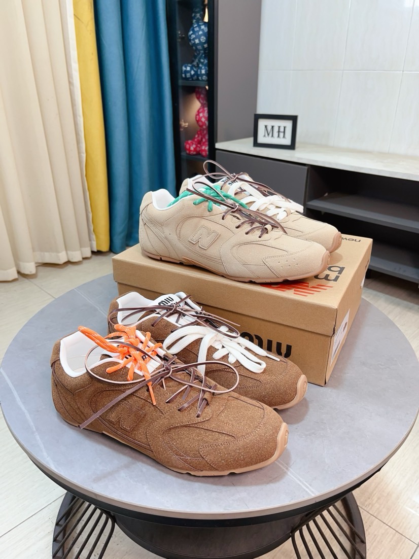 NO:344307,The top version of MiuMiu New autumn and winter casual shoes, beautiful to the heart!  Soft leather material, delicate touch, skin-friendly and comfortable. The unique design, fashionable and versatile, can be easily controlled whether it is matched with jeans or skirts. The sole has excellent texture, and it seems to step on the clouds to show the quality and show your unique taste. With it, you will be confident and charming every step. Imported calf leather, inner cowhide, raw rubber sole (unslip and wear-resistant, super good) Size#35-44,,miumiu, skirts, jeans,cowhide19860909顶级版本MiuMiu 缪缪 新款秋冬季 休闲鞋,美到心坎上啦！ 柔软的真皮材质,触感细腻,亲肤舒适. 独特的设计,时尚又百搭,无论是搭配牛仔裤还是裙子,都能轻松驾驭. 鞋底的质感绝佳,行走间仿佛踩在云朵上细节之处尽显品质,彰显你的独特品味. 拥有它,让你的每一步都充满自信与魅力. 面料进口小牛皮 内里牛皮 鞋底生胶底(防滑耐磨超级棒) Size#35-44,,miumiu,skirts,jeans,cowhide,Men's shoes