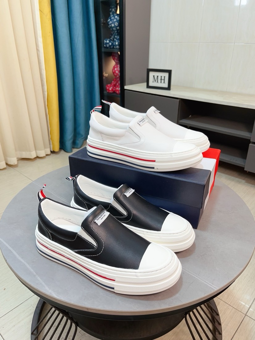 NO:348443,THOM BROWNE Tom Brown Men's white casual This evil and cool new brand Lb gives us a relaxing summer Fashionable new choice of personality TB white shoes storm The upper is made of original imported cowhide sole made of original sole Size: 38-44, thom browne, cowhide19860909THOM BROWNE 汤姆·布朗 男款白色休闲 这个邪魅酷感的新锐品牌 Lb让我们在这个夏天有了放松 时髦 个性的新选择 TB白鞋风暴 鞋面采用原版进口头层牛皮鞋底采用原版鞋底制作 码数:38-44,,thom browne,cowhide,Men's shoes